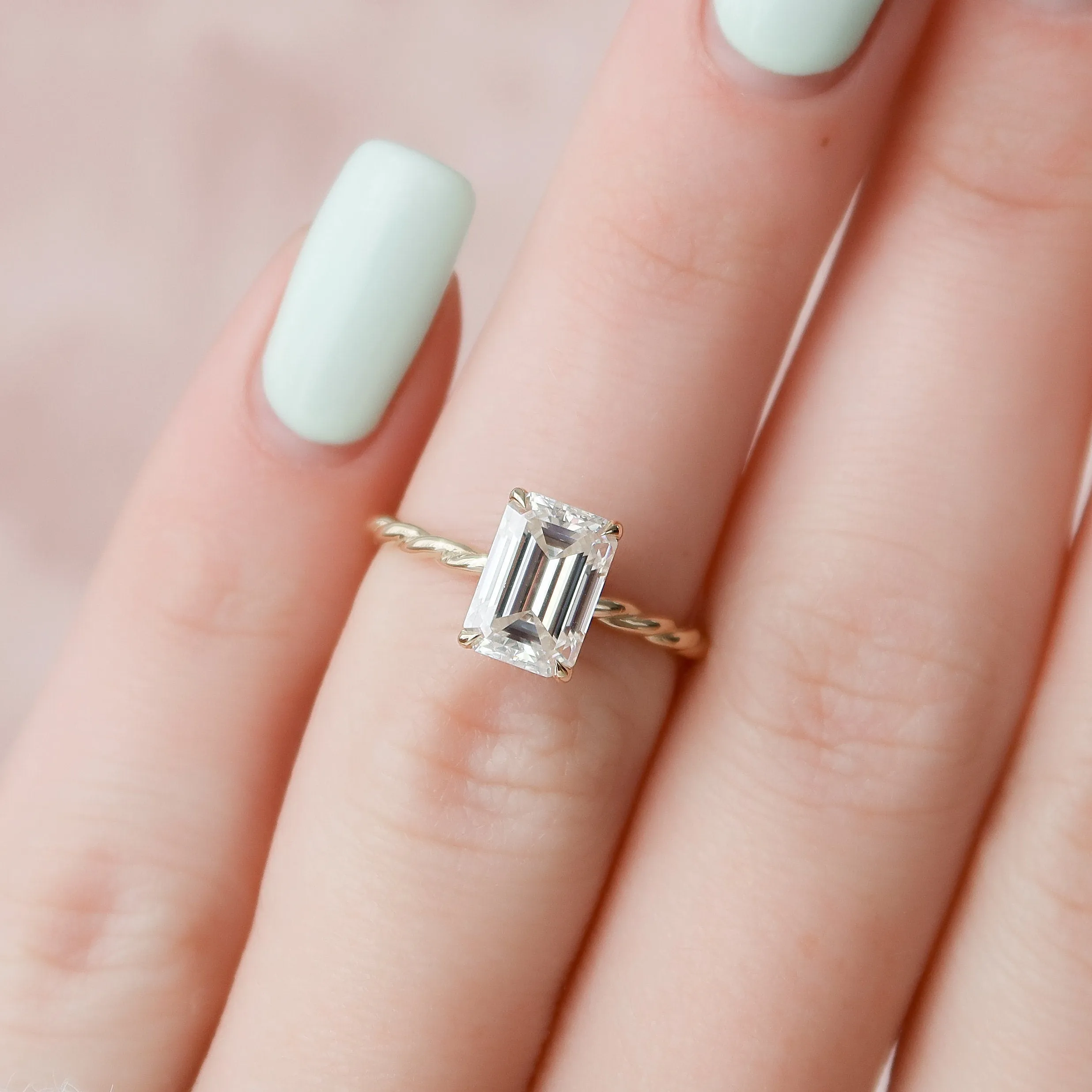 2.0 CT Emerald Twisted Band & Solitaire Moissanite Engagement Ring