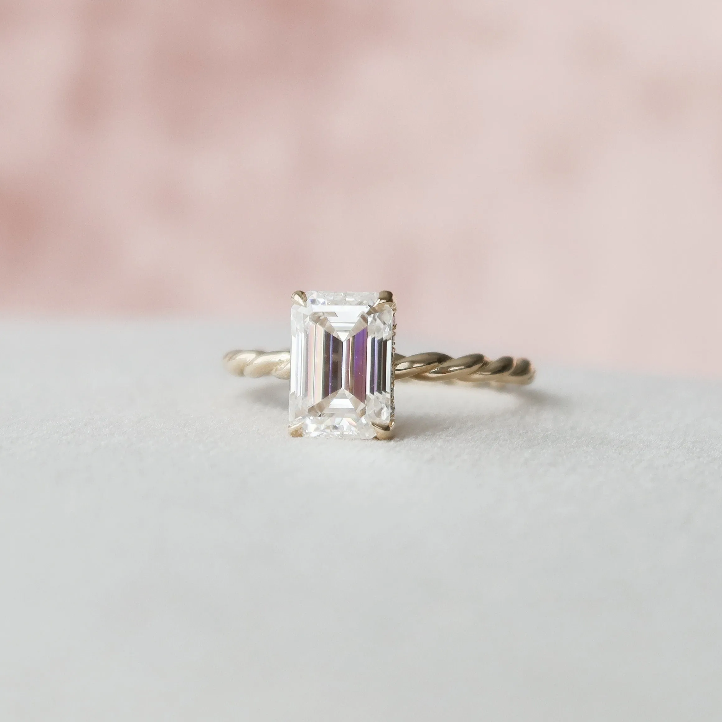 2.0 CT Emerald Twisted Band & Solitaire Moissanite Engagement Ring