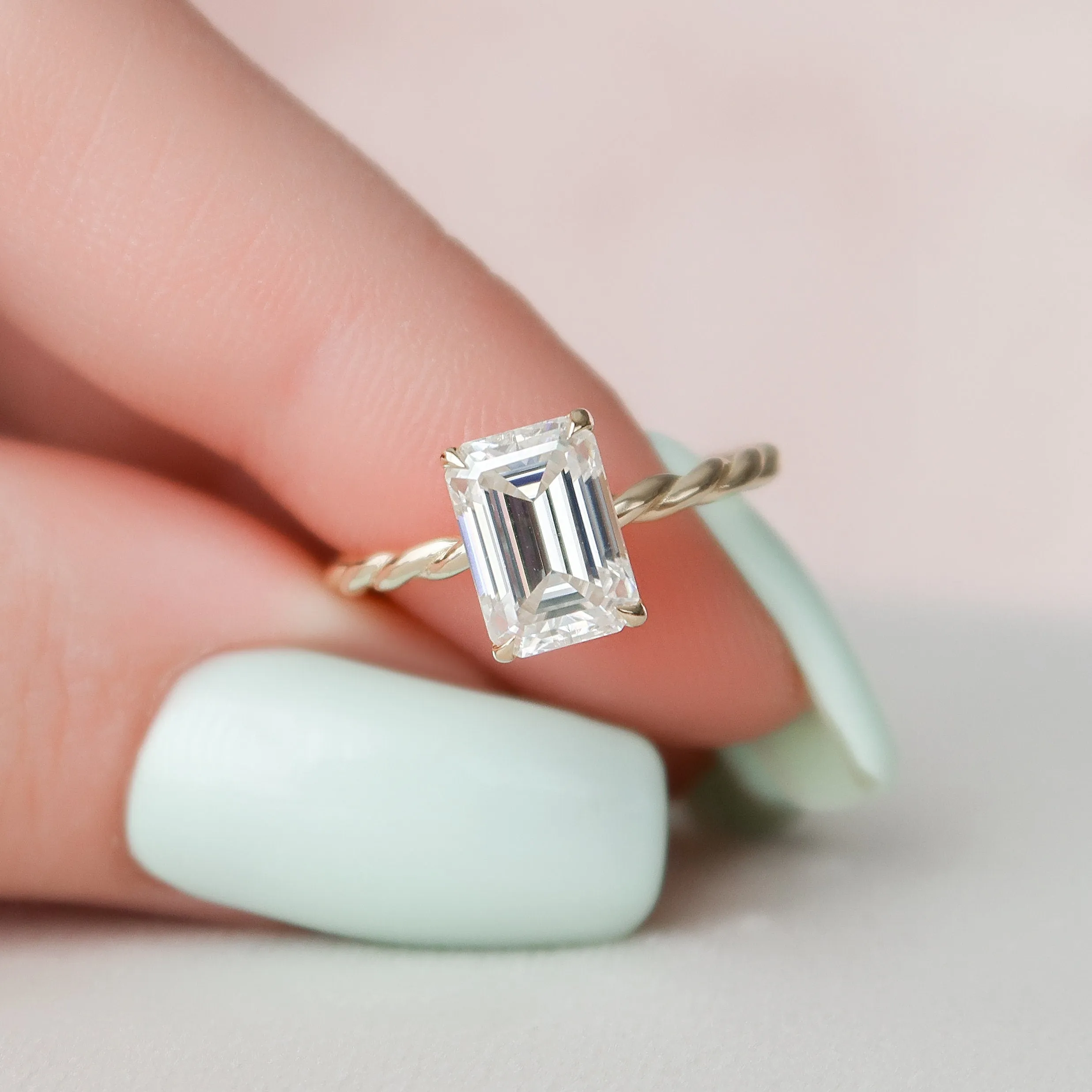 2.0 CT Emerald Twisted Band & Solitaire Moissanite Engagement Ring