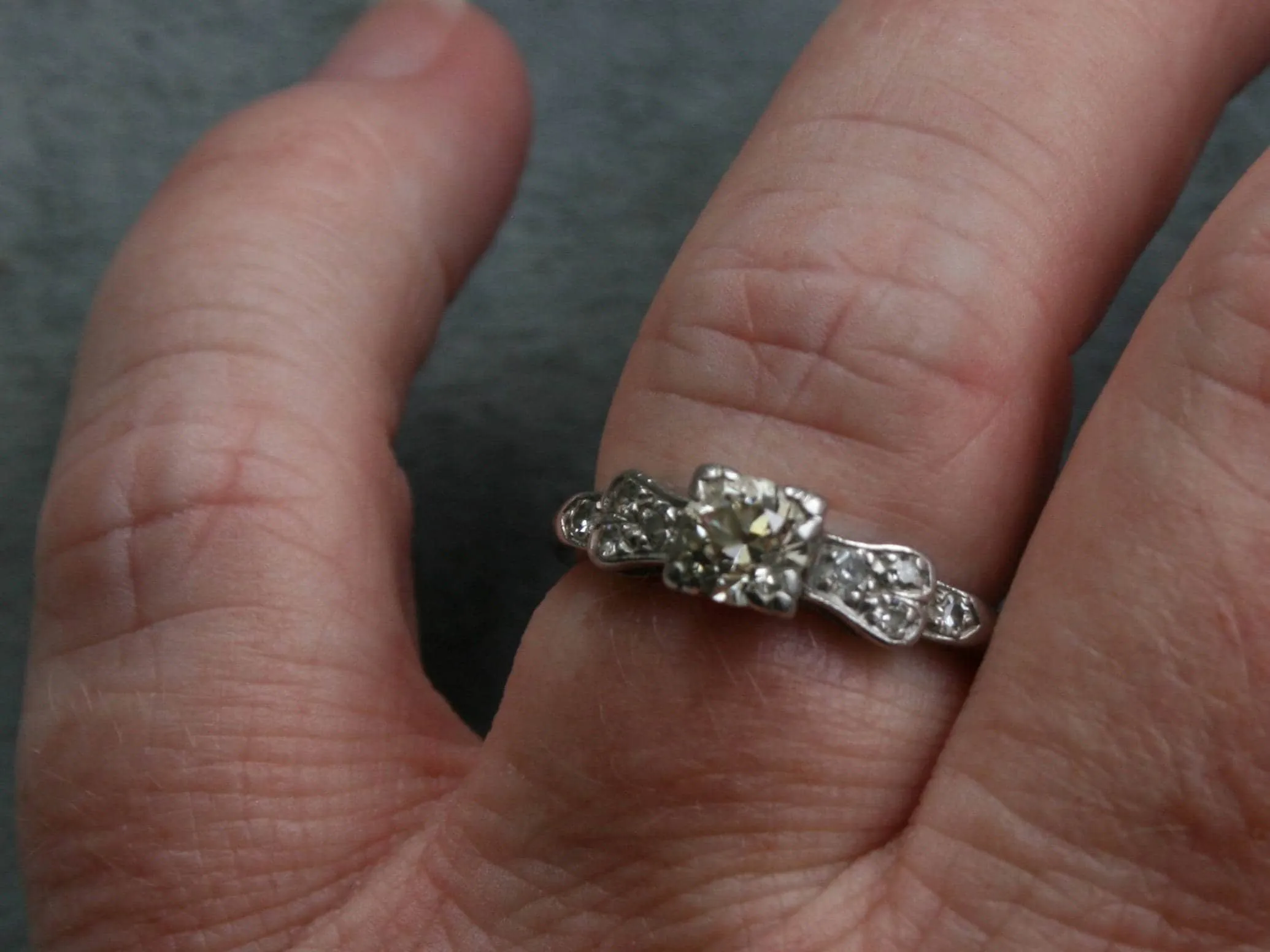 Beautiful Vintage Art Deco Diamond Platinum Engagement Ring.