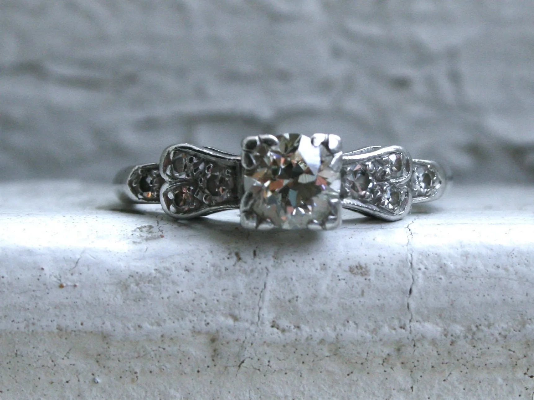 Beautiful Vintage Art Deco Diamond Platinum Engagement Ring.
