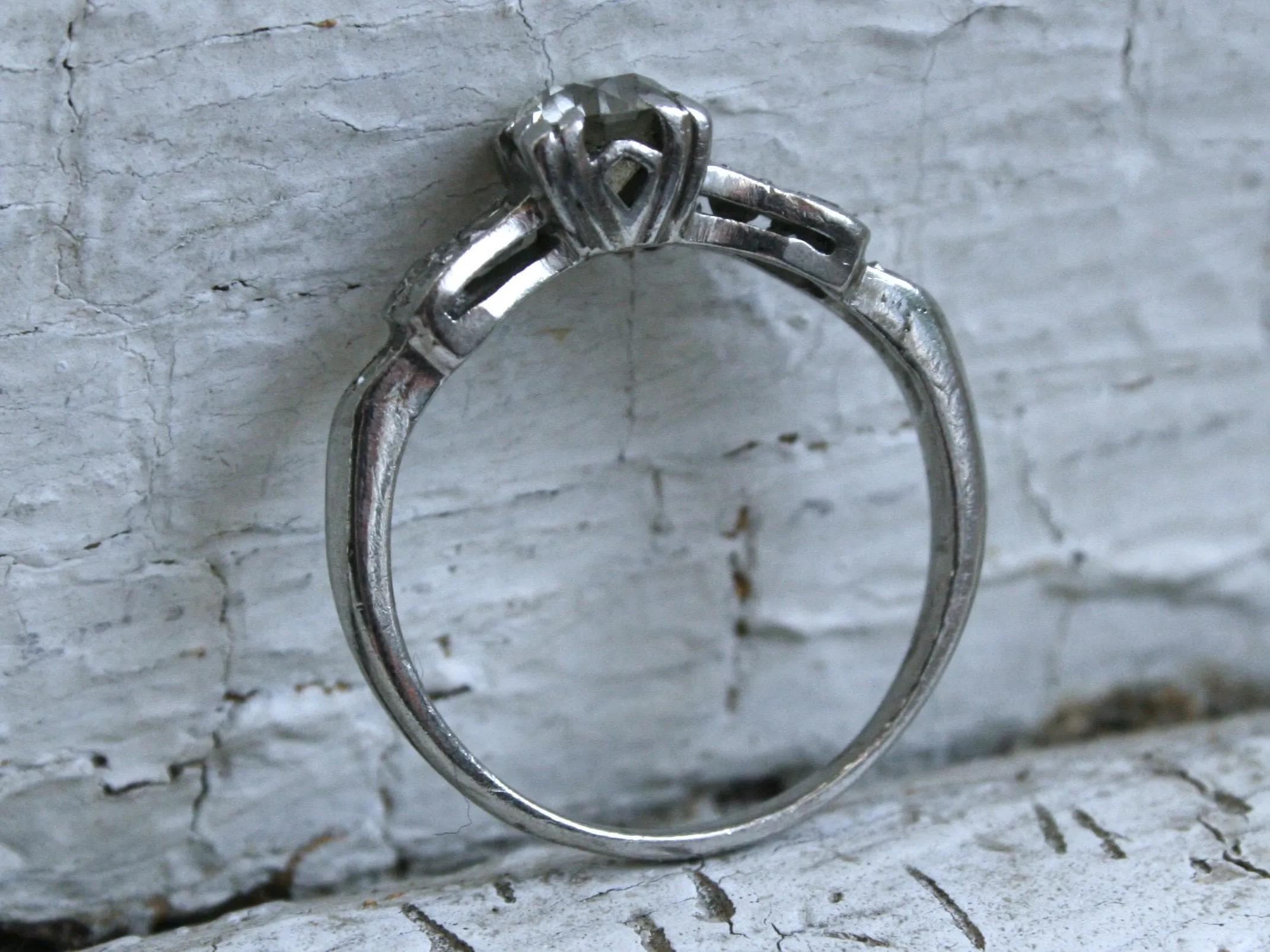 Beautiful Vintage Art Deco Diamond Platinum Engagement Ring.