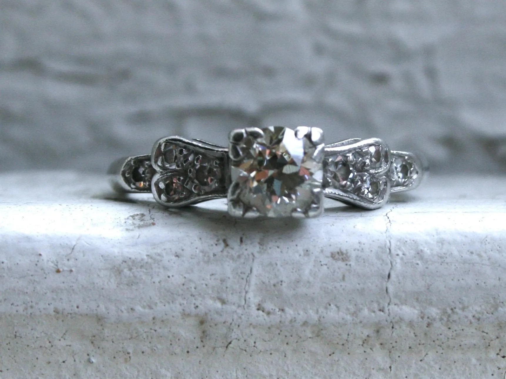 Beautiful Vintage Art Deco Diamond Platinum Engagement Ring.