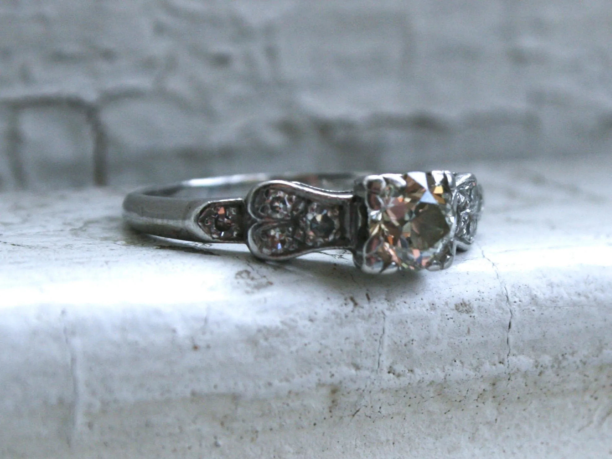 Beautiful Vintage Art Deco Diamond Platinum Engagement Ring.