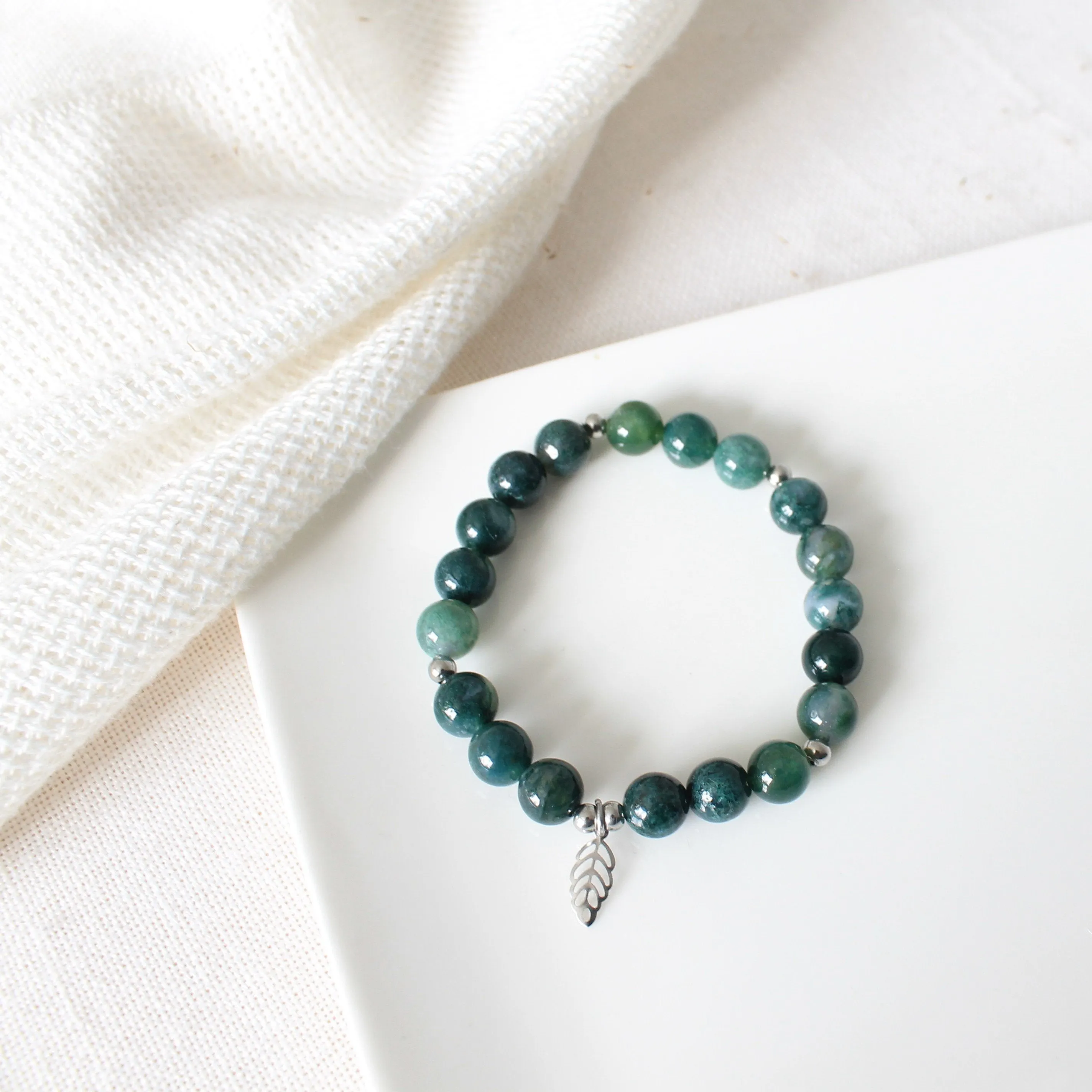 Bracelet élastique en pierres semi précieuses pour femmes : agate mousse, breloque arbre de vie et acier inoxydable