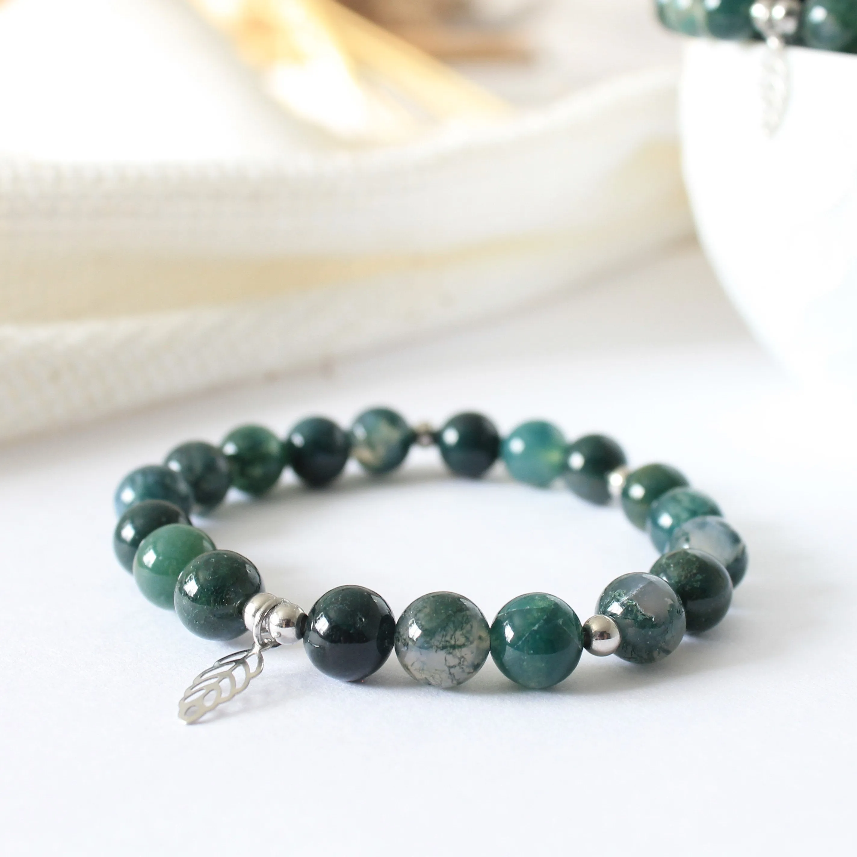 Bracelet élastique en pierres semi précieuses pour femmes : agate mousse, breloque arbre de vie et acier inoxydable