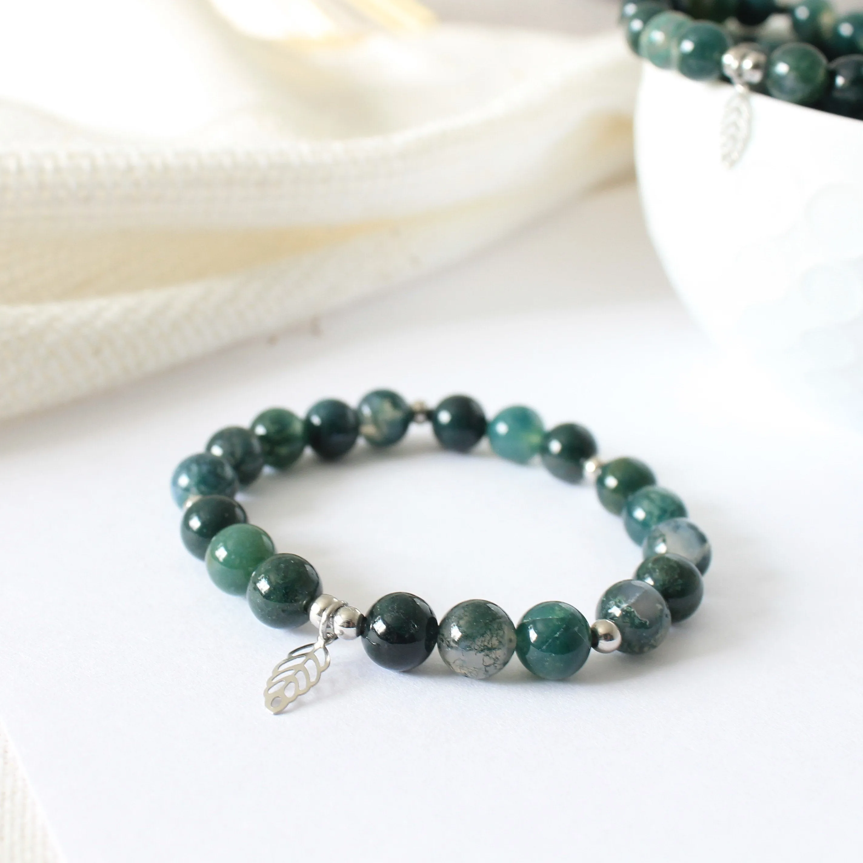 Bracelet élastique en pierres semi précieuses pour femmes : agate mousse, breloque arbre de vie et acier inoxydable