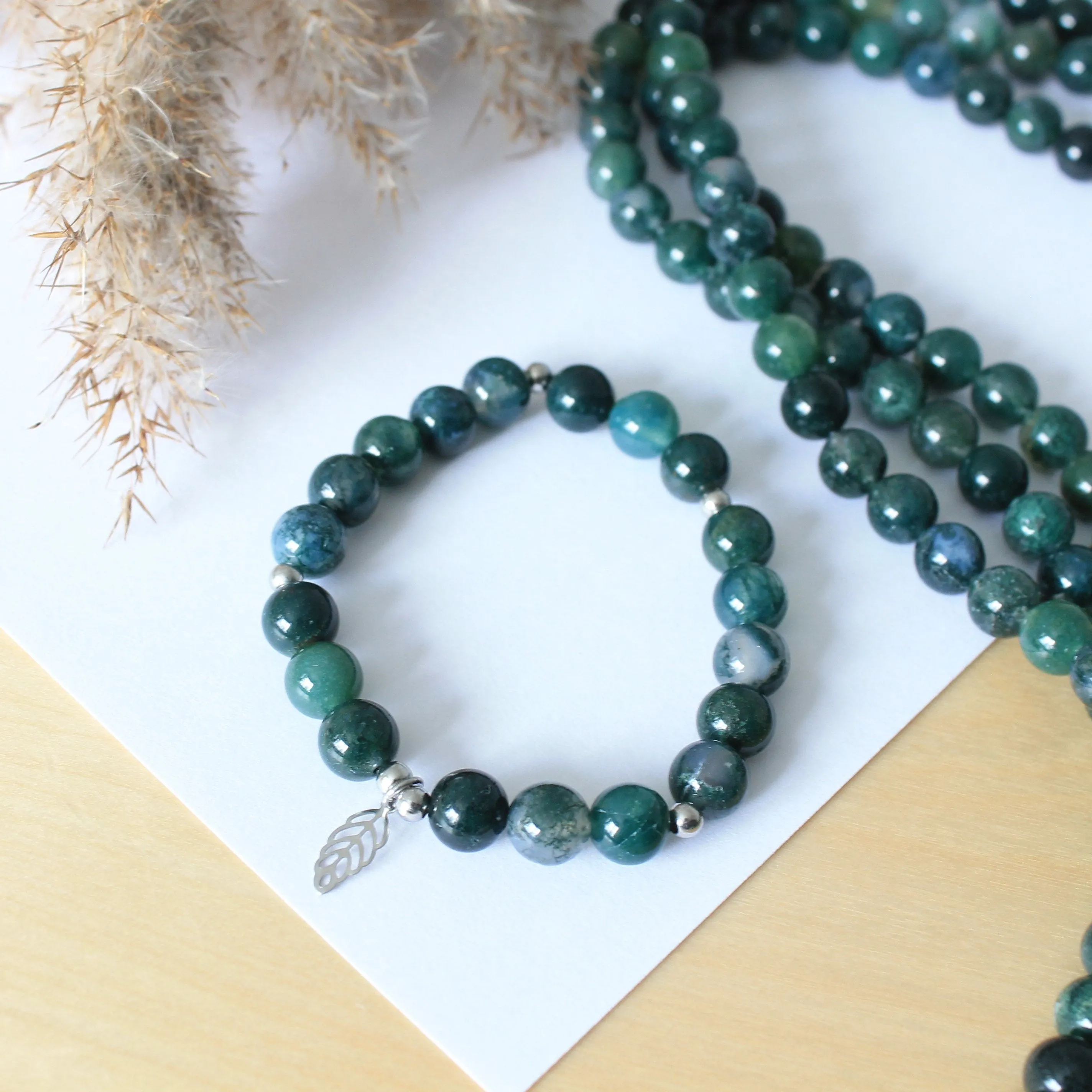 Bracelet élastique en pierres semi précieuses pour femmes : agate mousse, breloque arbre de vie et acier inoxydable
