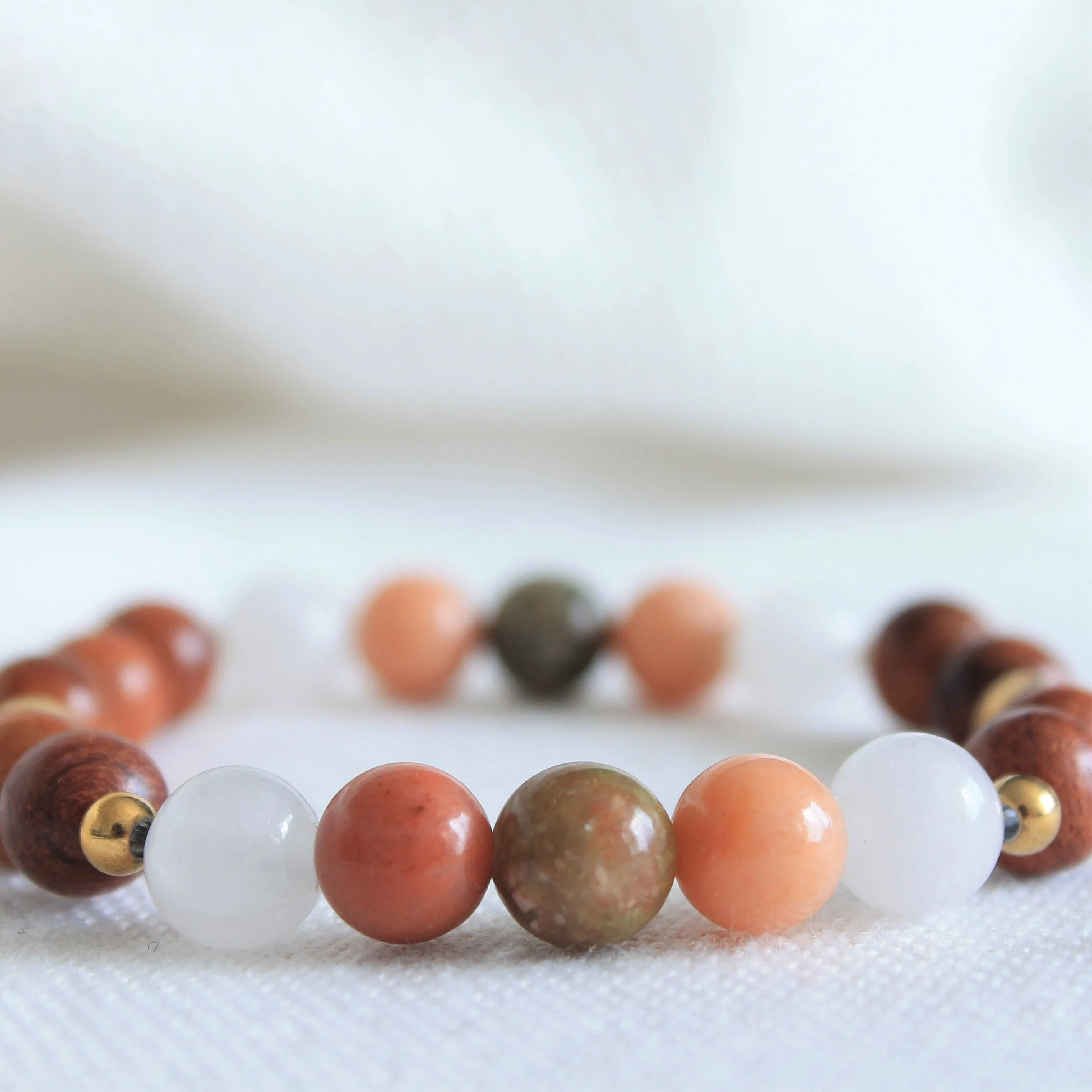 Bracelet élastique pour femmes en pierres naturelles 8mm aventurine, unakite et quartz, billes de bois de rose et acier inoxydable doré