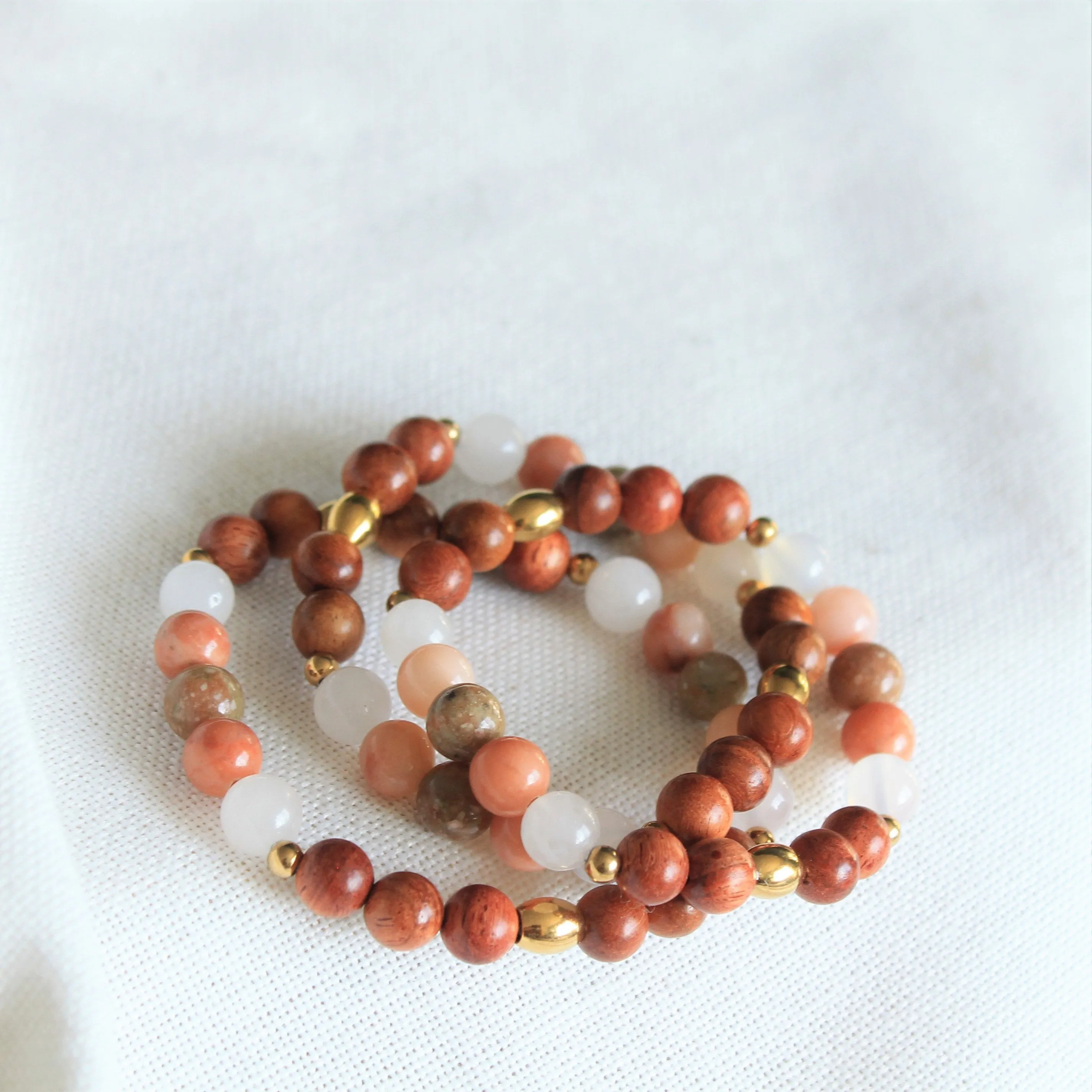 Bracelet élastique pour femmes en pierres naturelles 8mm aventurine, unakite et quartz, billes de bois de rose et acier inoxydable doré