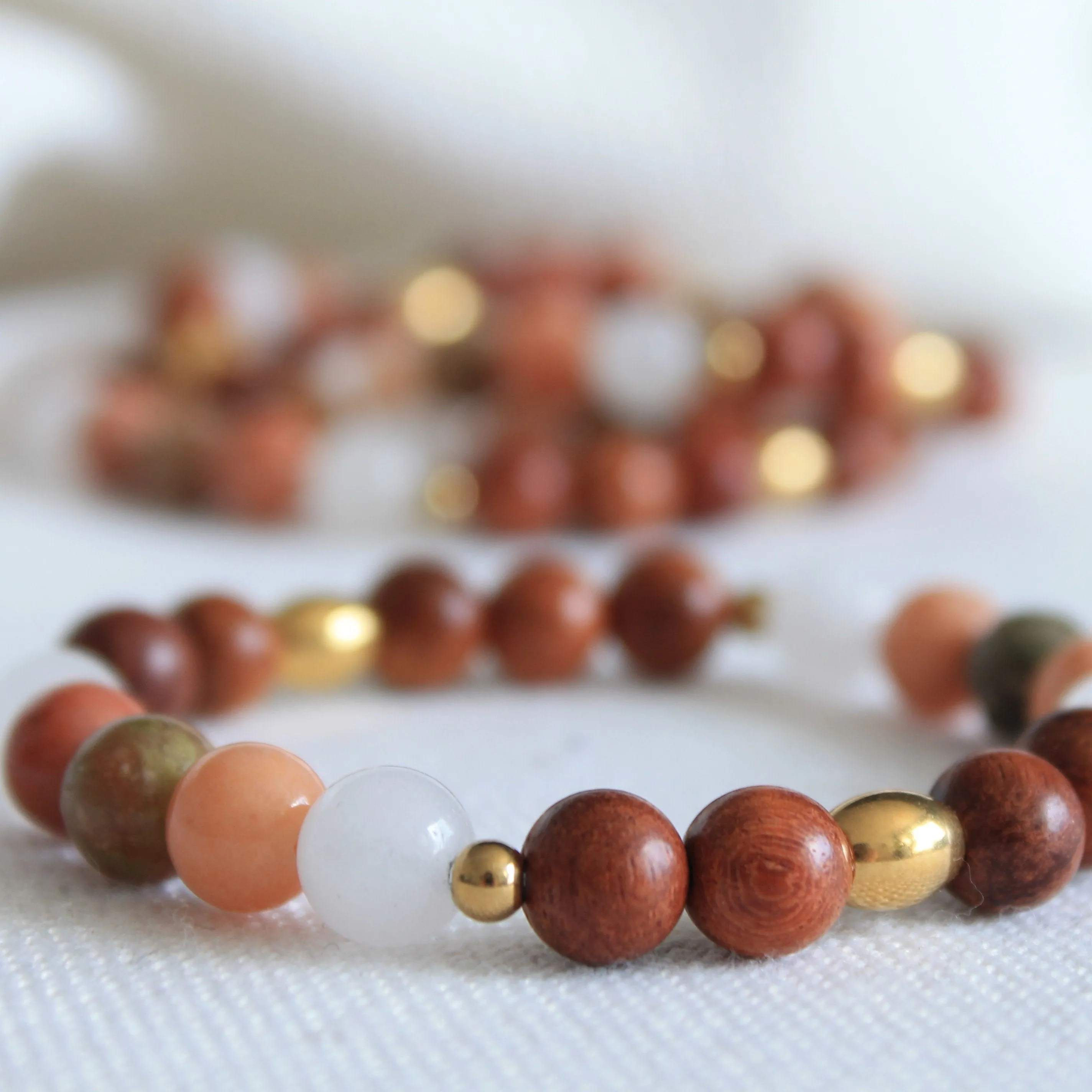 Bracelet élastique pour femmes en pierres naturelles 8mm aventurine, unakite et quartz, billes de bois de rose et acier inoxydable doré
