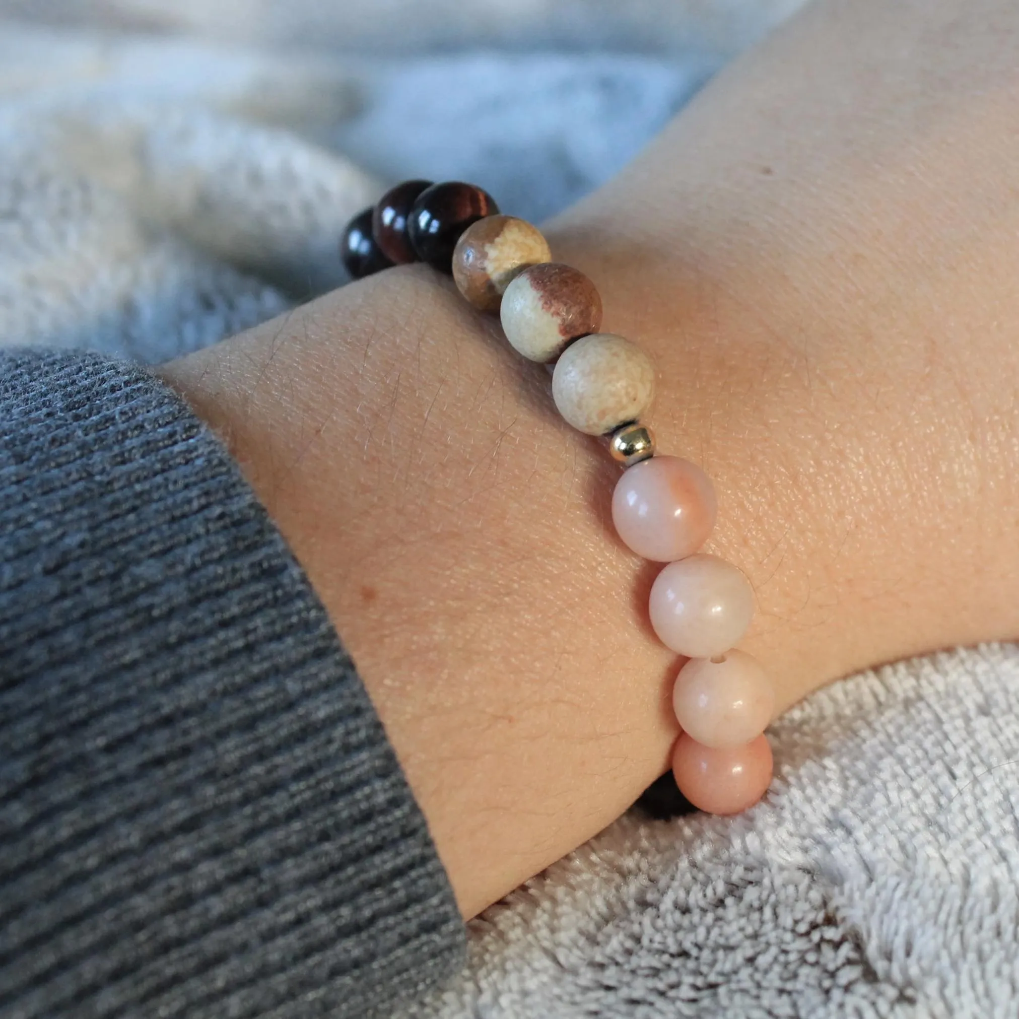 Bracelet élastique pour femmes en pierres semi précieuses 8mm : oeil de taureau, aventurine et jaspe paysage