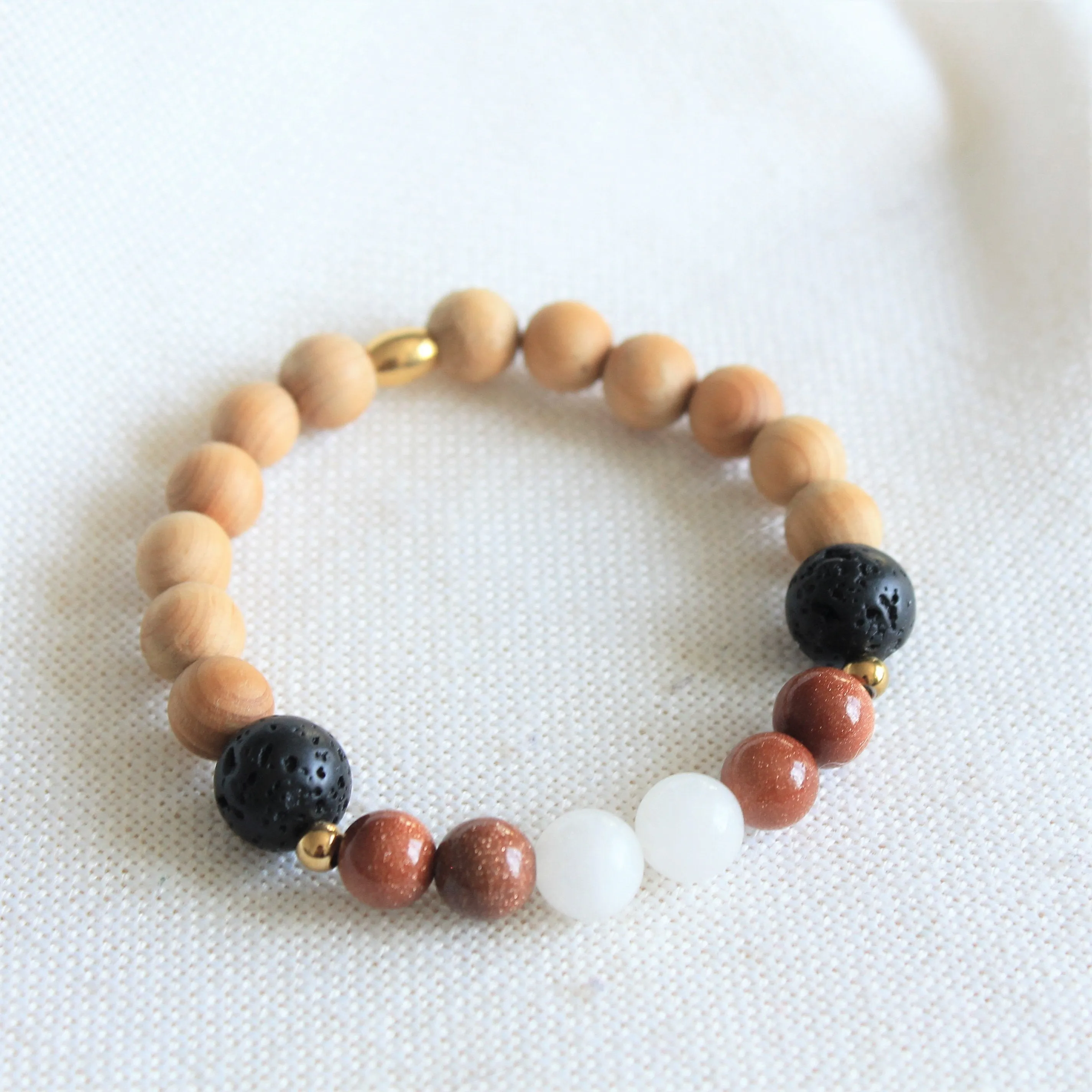 Bracelet élastique pour femmes en pierres semi précieuses de 8mm : quartz et goldstone, pierre de lave, bille de bois de cèdre et inox
