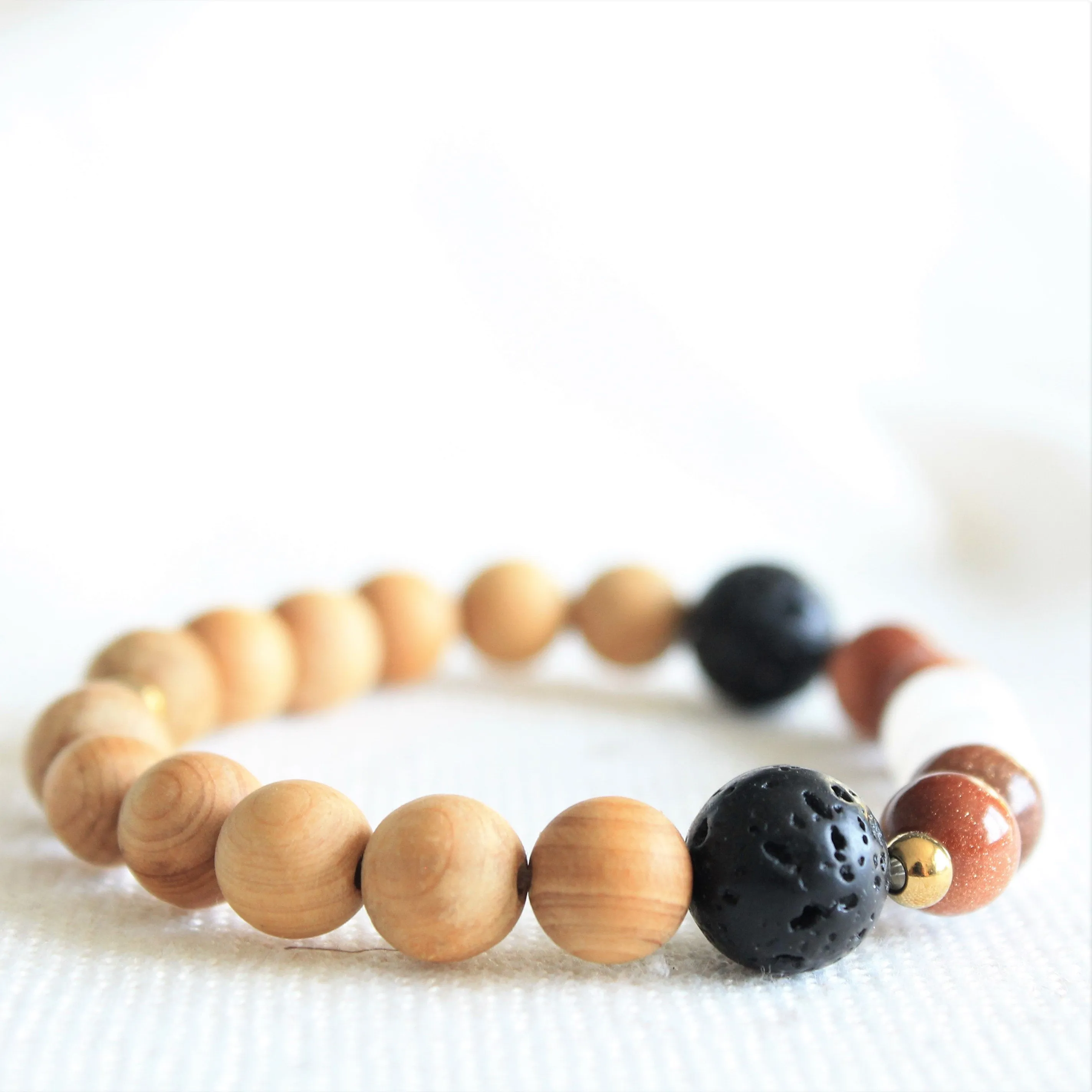 Bracelet élastique pour femmes en pierres semi précieuses de 8mm : quartz et goldstone, pierre de lave, bille de bois de cèdre et inox