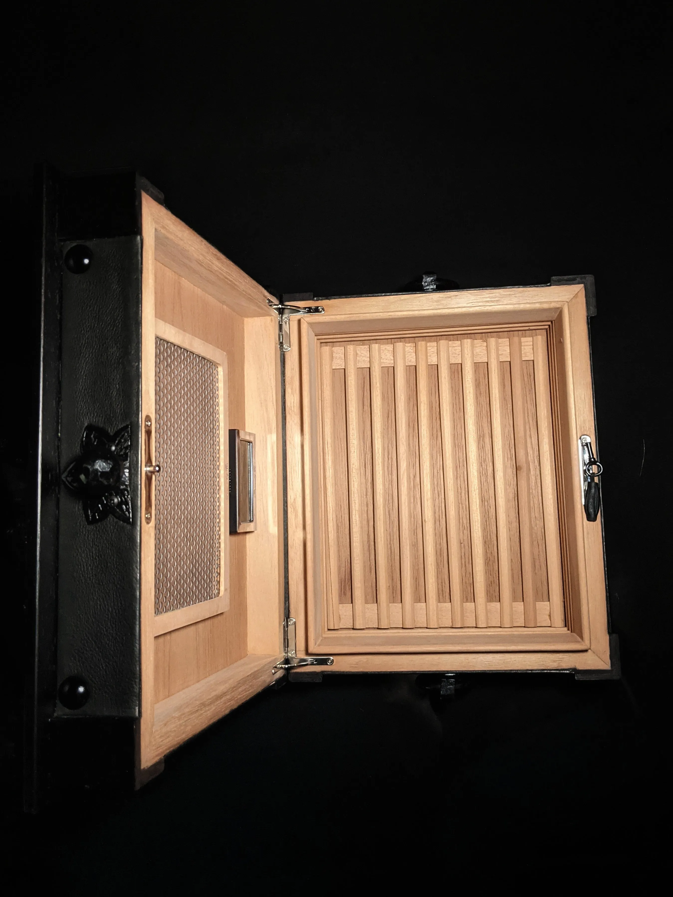 Brizard and co. The "Chesterfield" Humidor - 60/70 Count (Black)