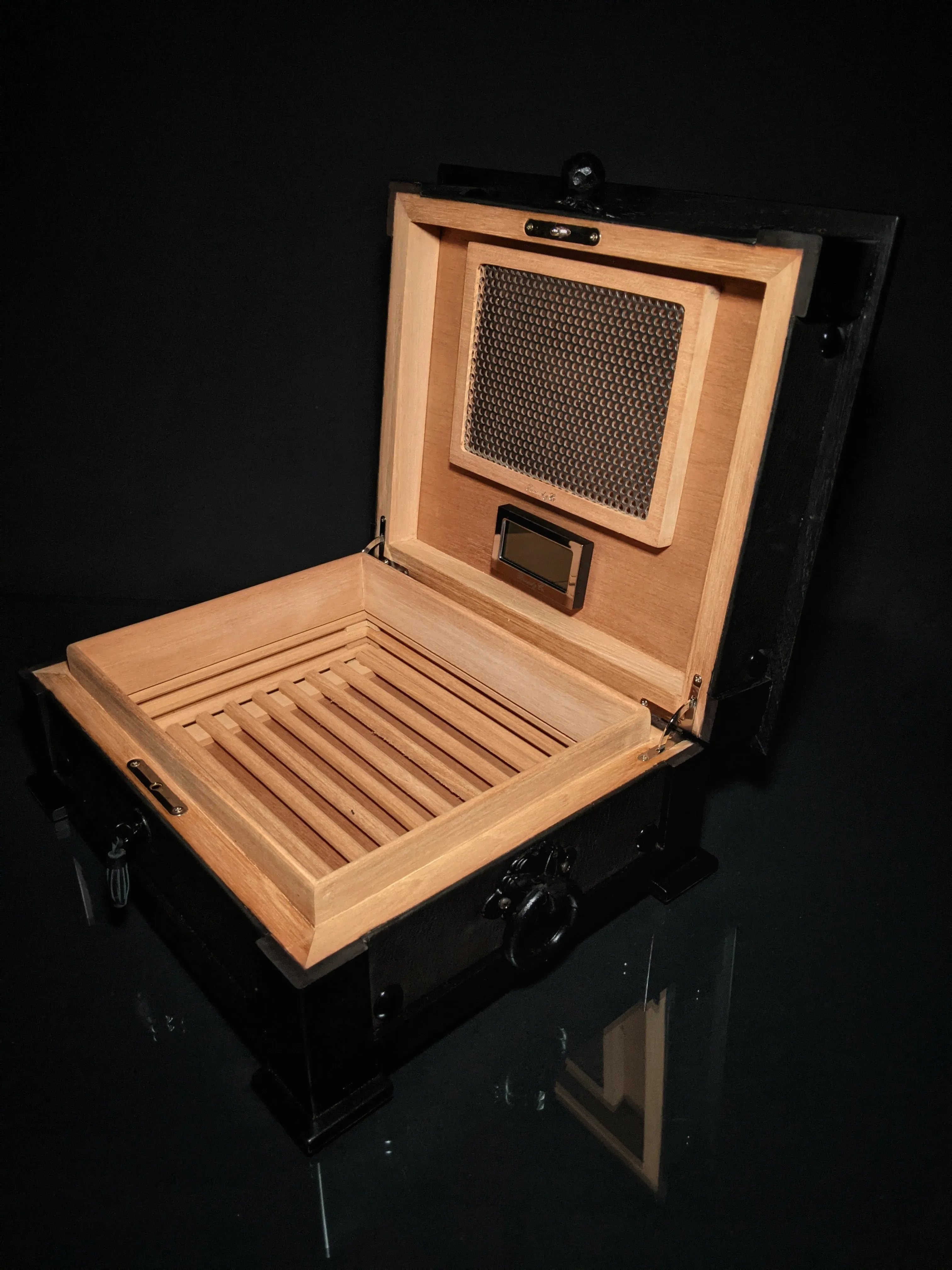 Brizard and co. The "Chesterfield" Humidor - 60/70 Count (Black)