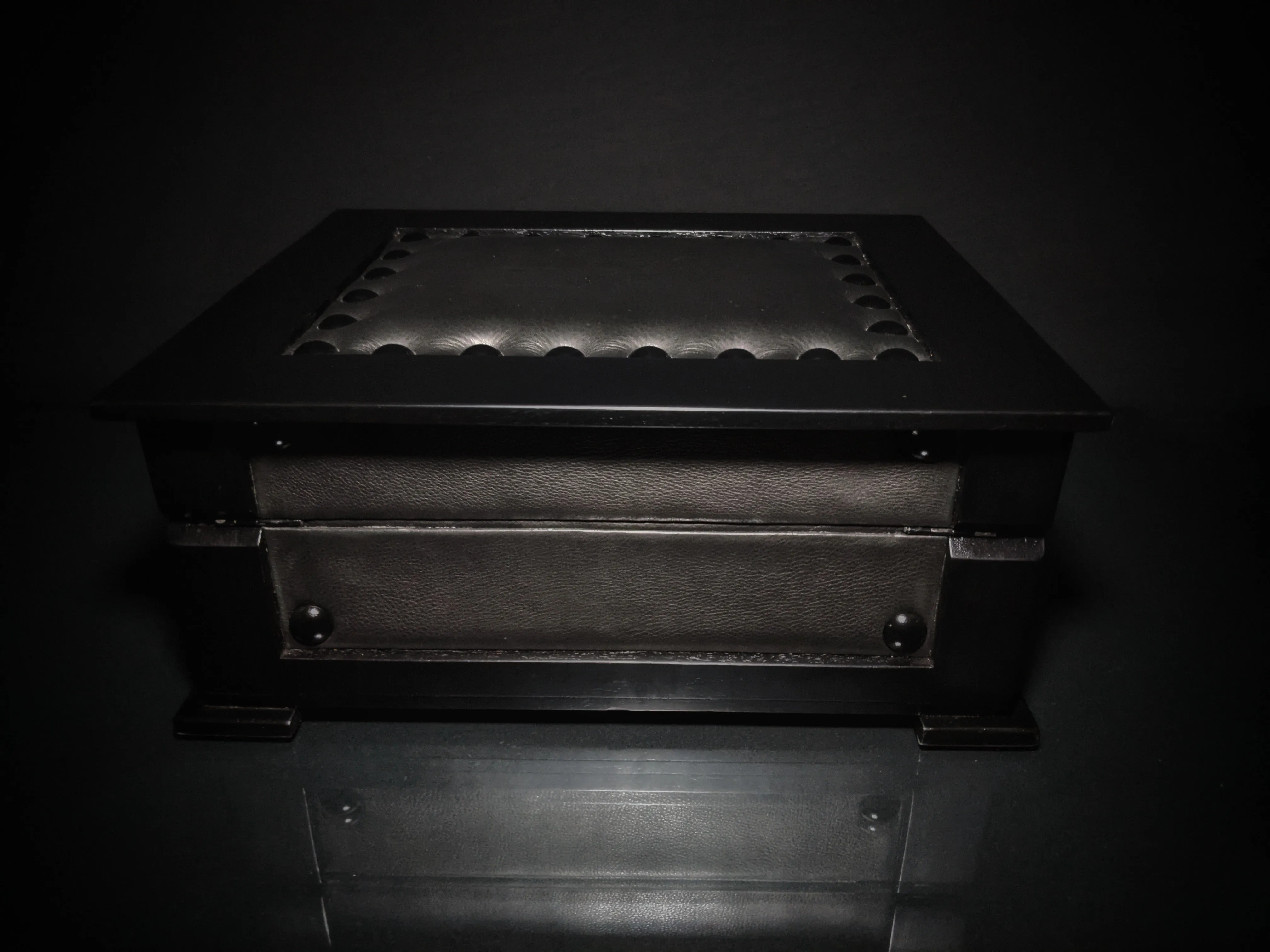 Brizard and co. The "Chesterfield" Humidor - 60/70 Count (Black)