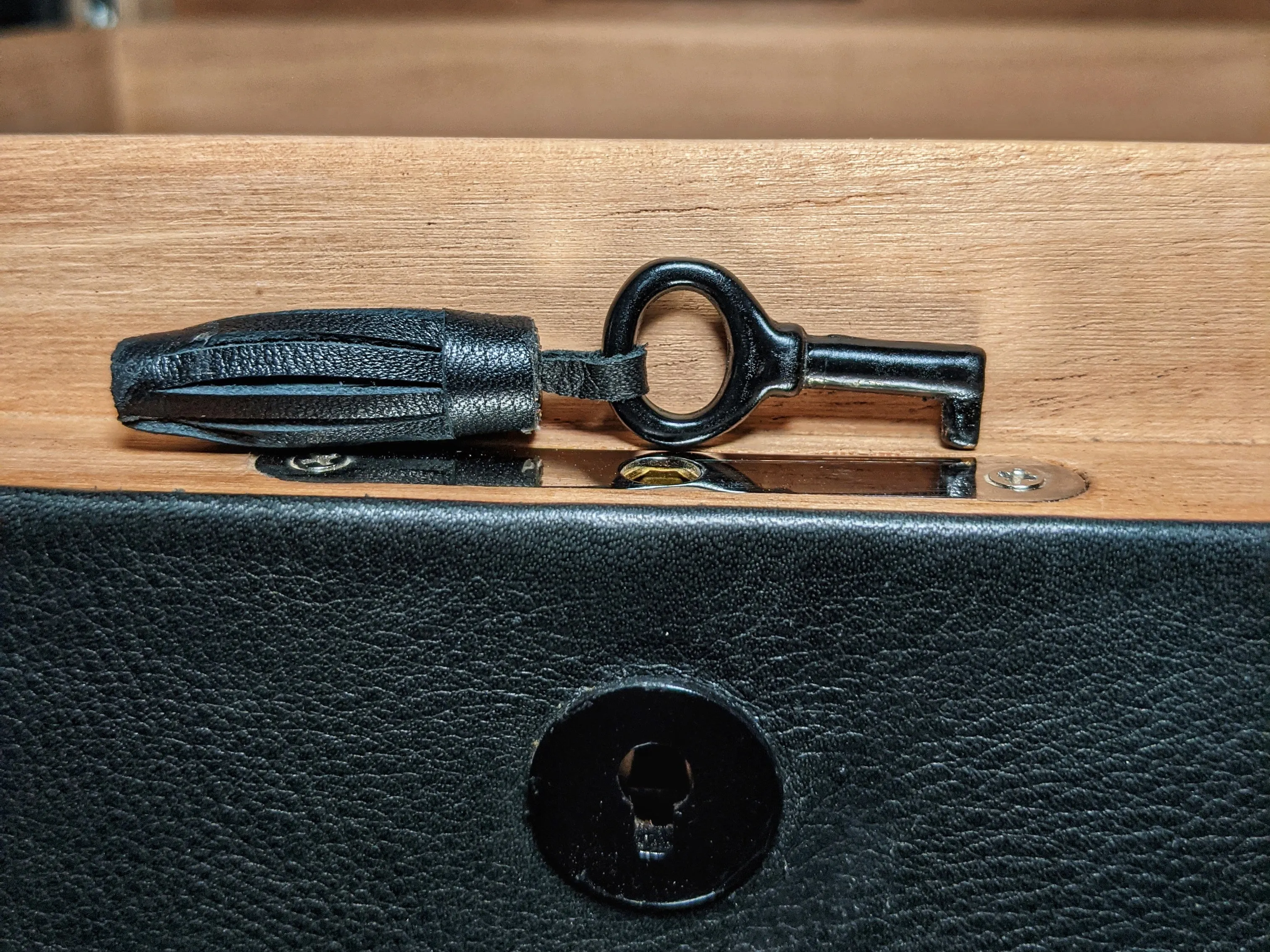 Brizard and co. The "Chesterfield" Humidor - 60/70 Count (Black)