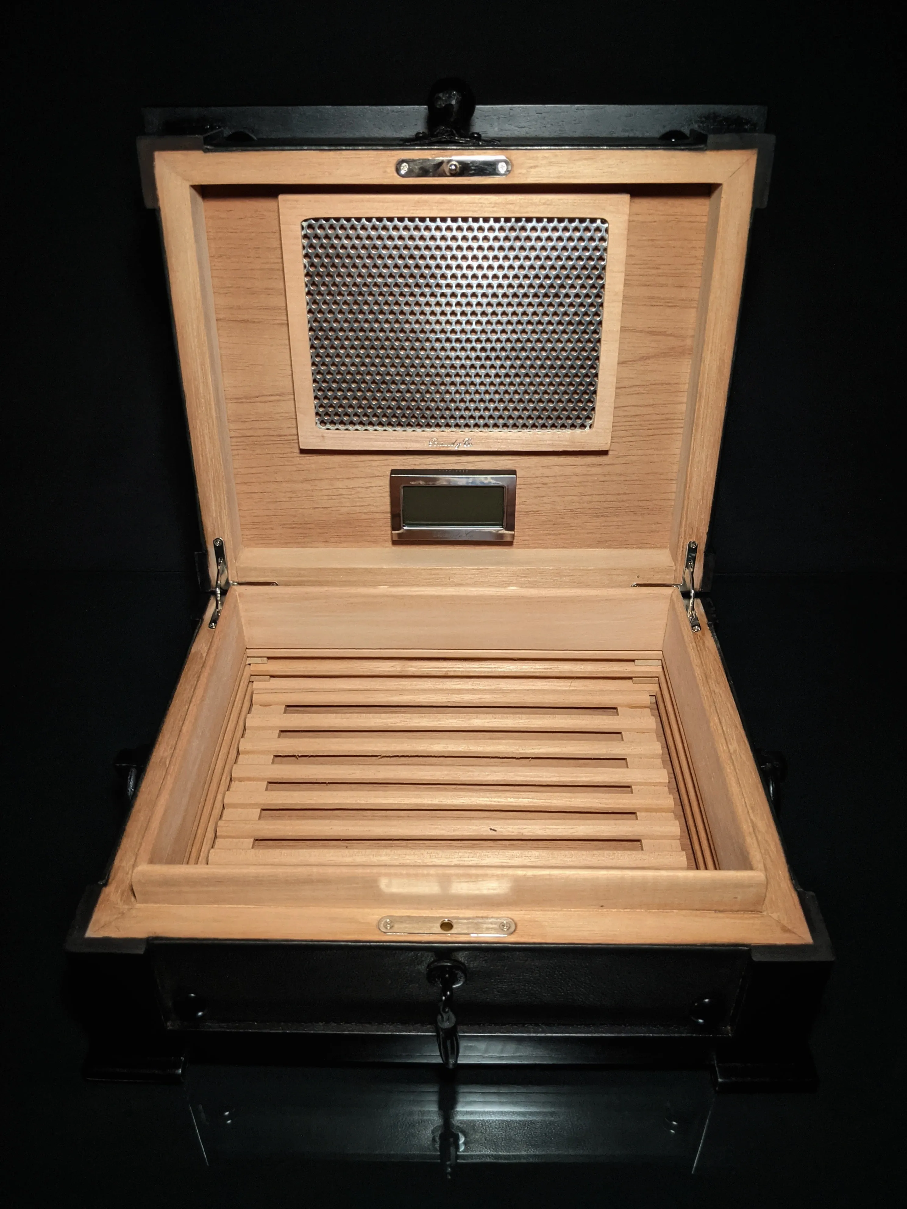 Brizard and co. The "Chesterfield" Humidor - 60/70 Count (Black)