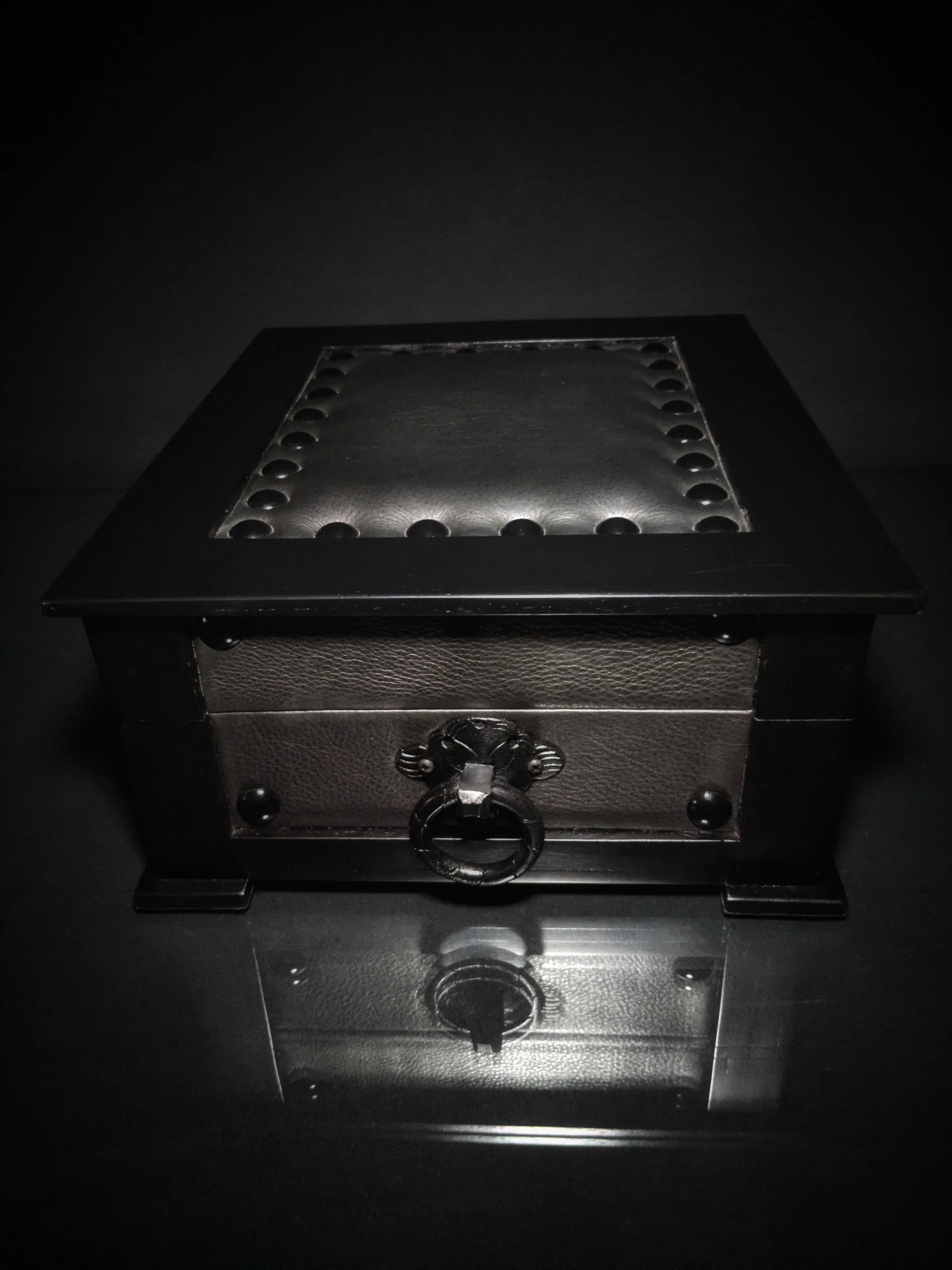 Brizard and co. The "Chesterfield" Humidor - 60/70 Count (Black)
