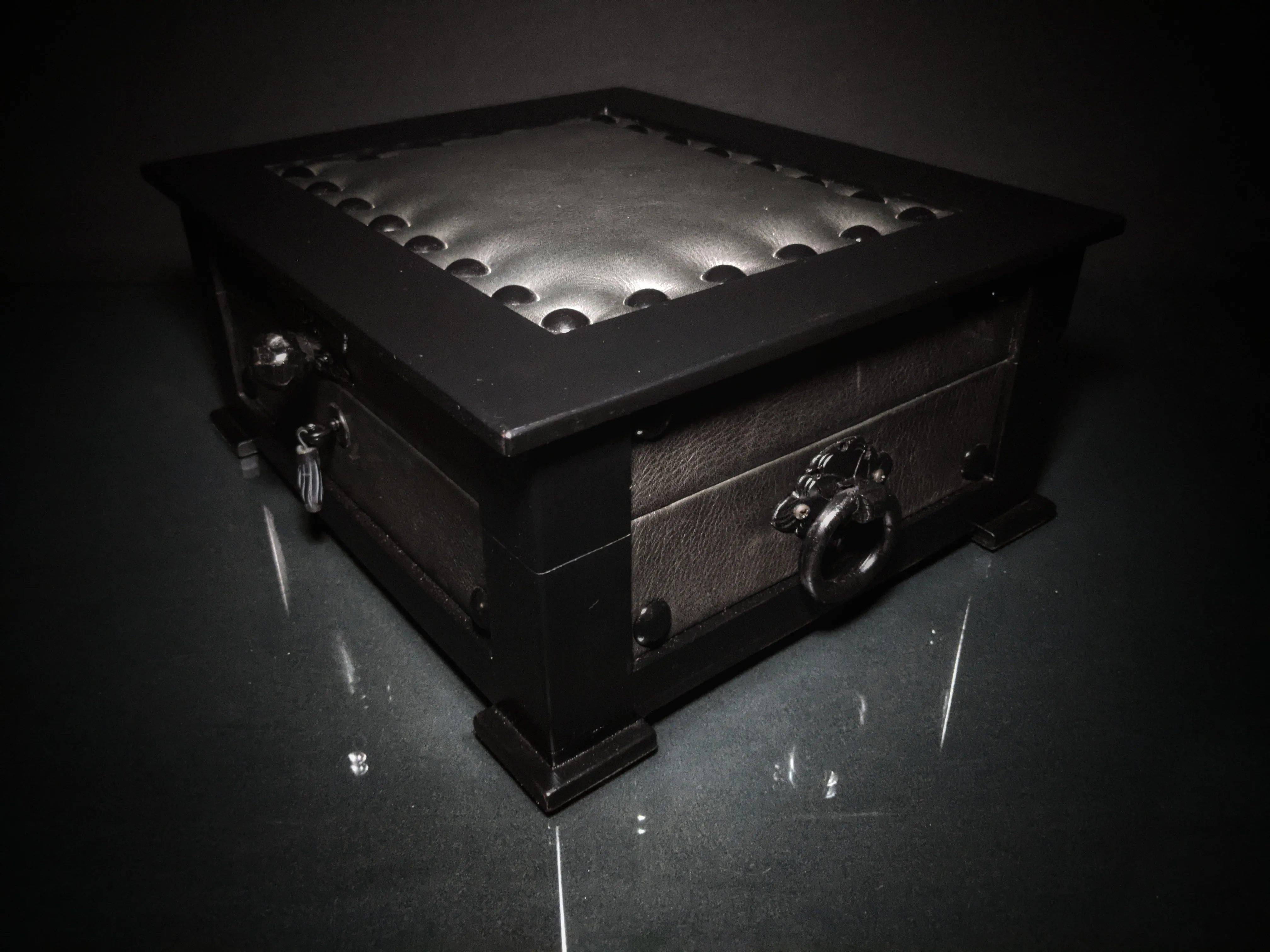 Brizard and co. The "Chesterfield" Humidor - 60/70 Count (Black)