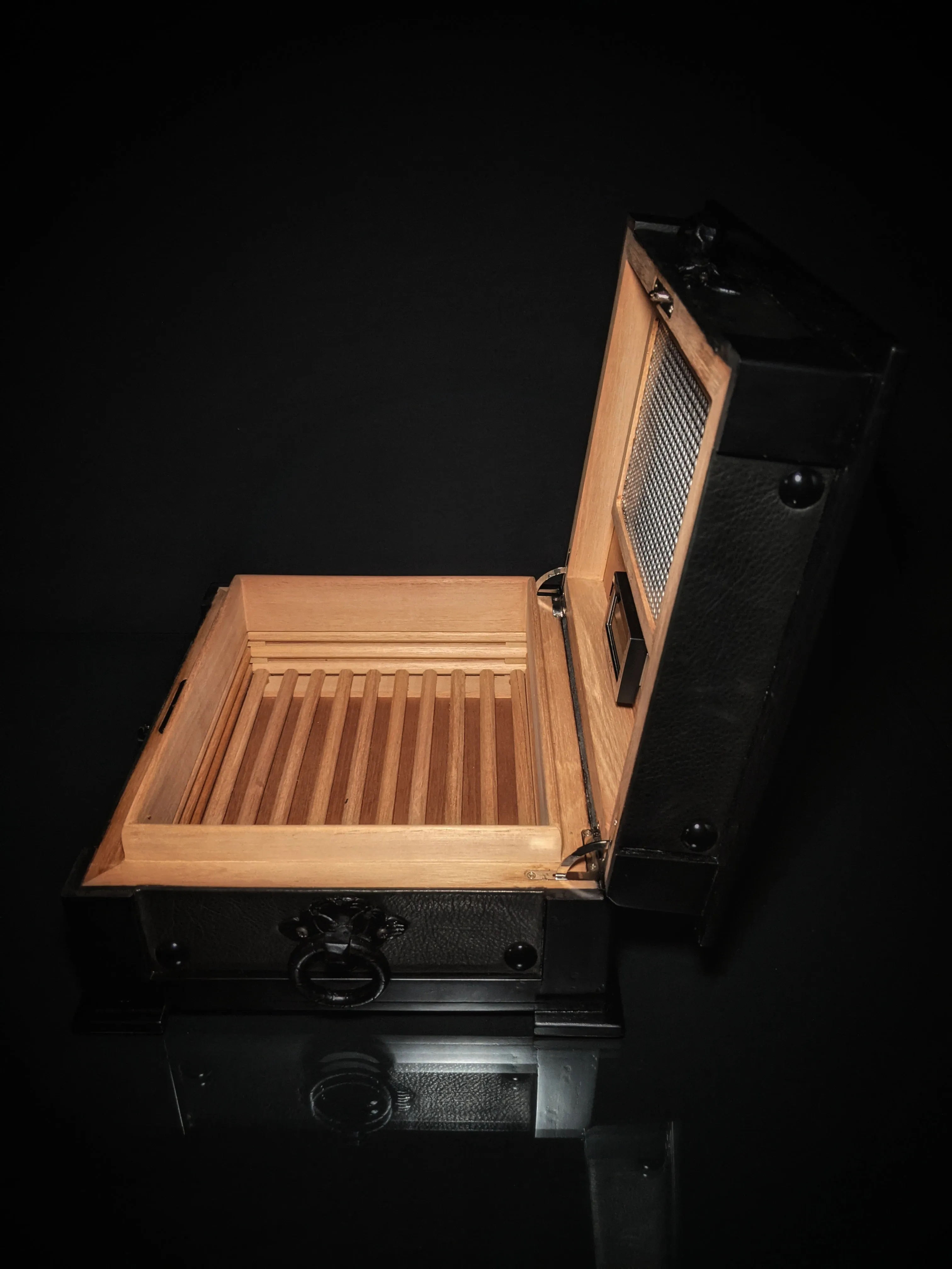 Brizard and co. The "Chesterfield" Humidor - 60/70 Count (Black)