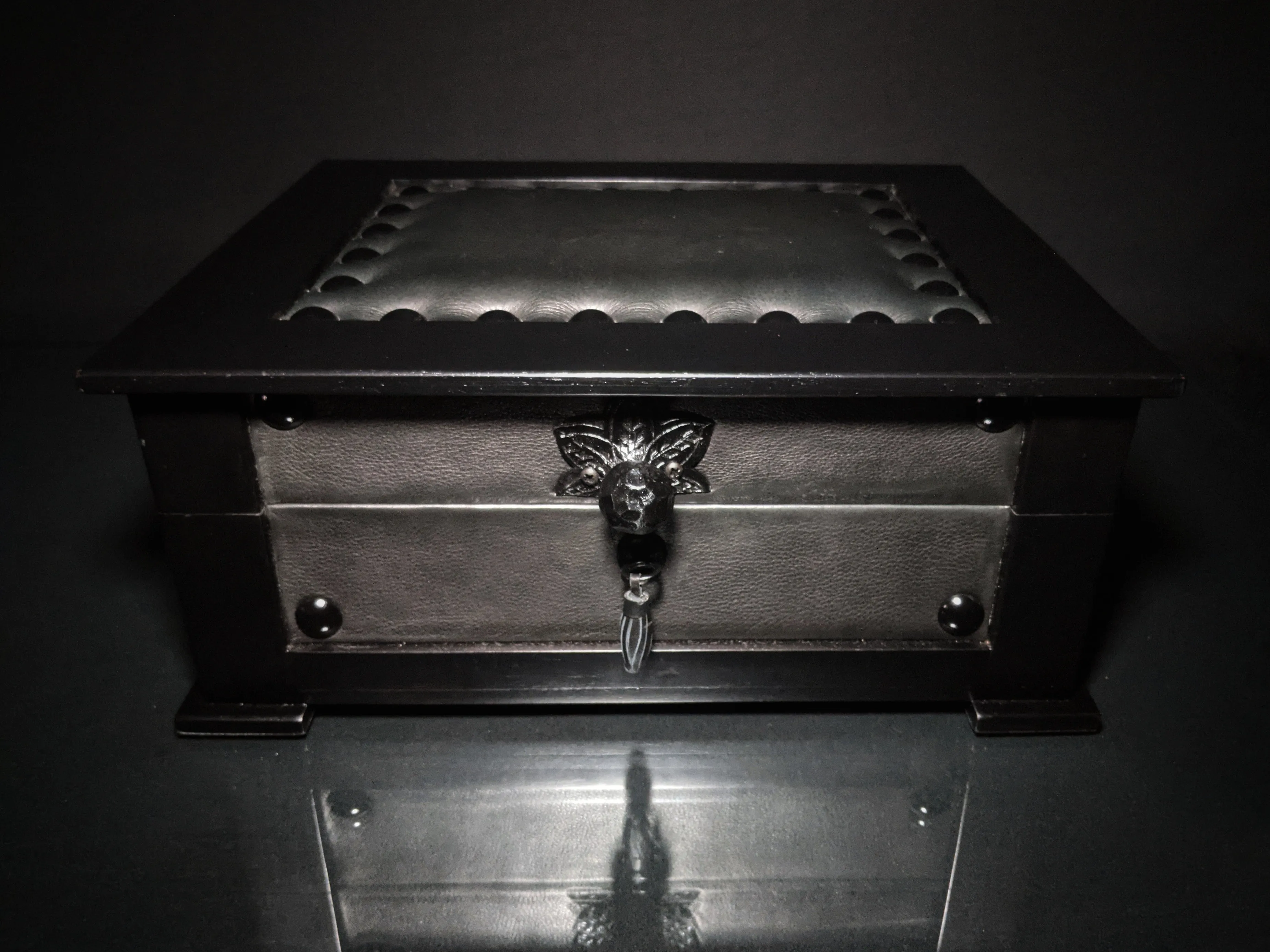 Brizard and co. The "Chesterfield" Humidor - 60/70 Count (Black)