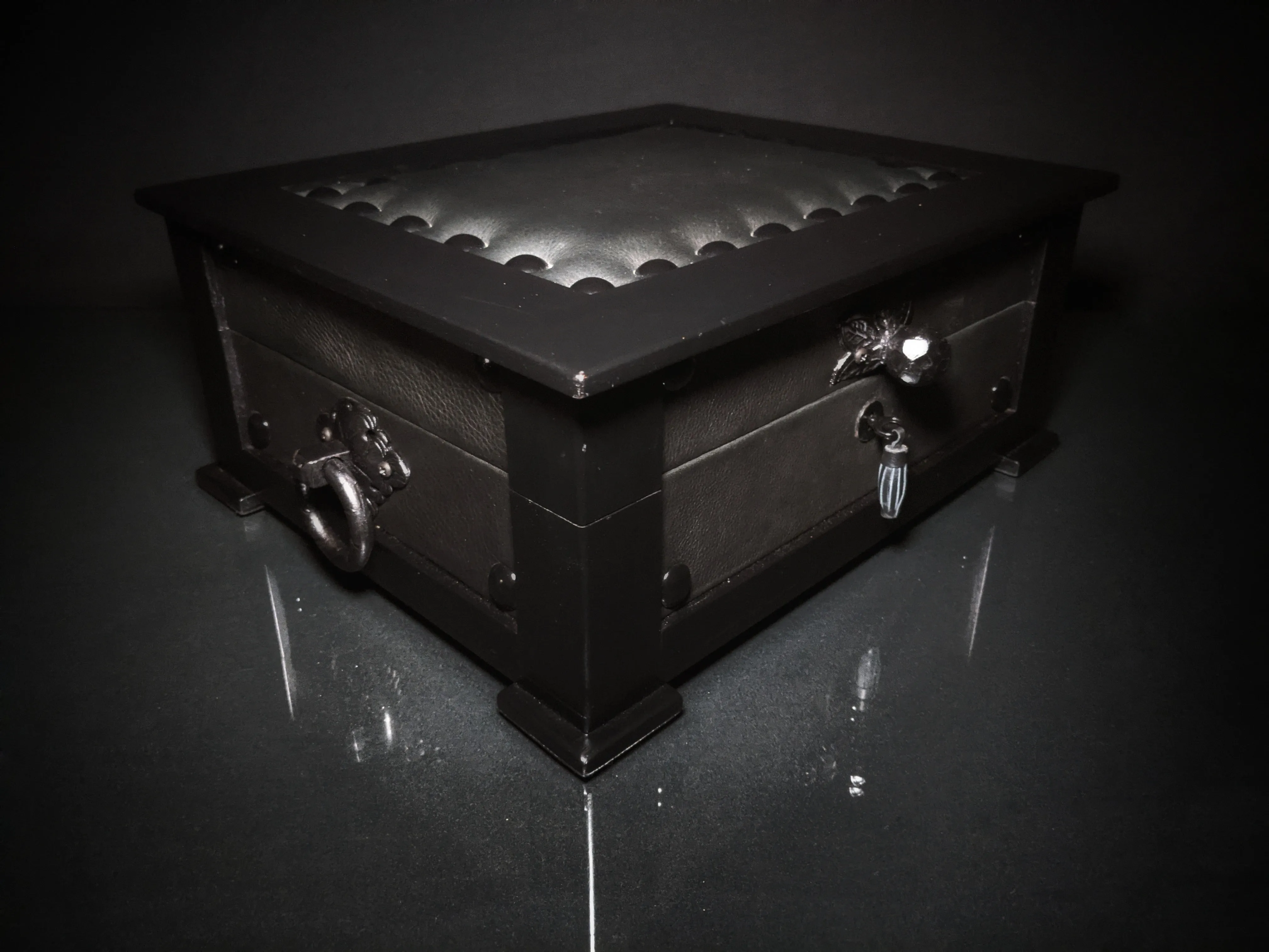 Brizard and co. The "Chesterfield" Humidor - 60/70 Count (Black)