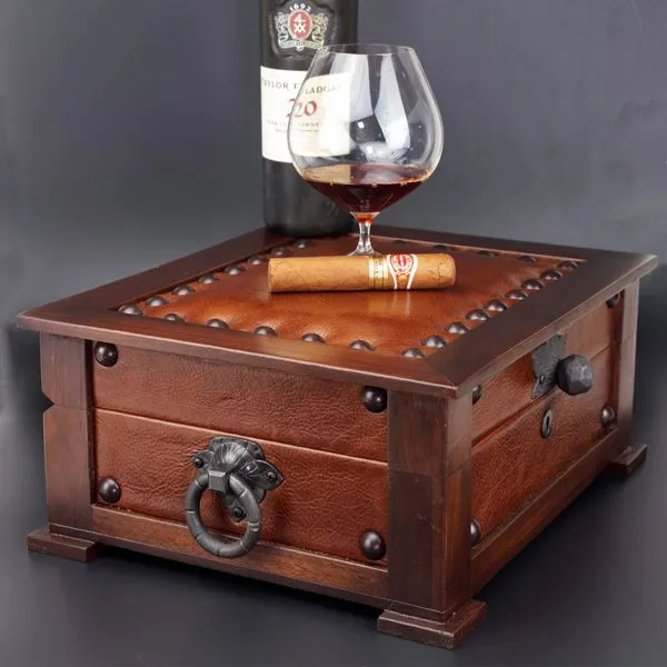 Brizard and CO. The "Chesterfield" Humidor - 60/70 Count