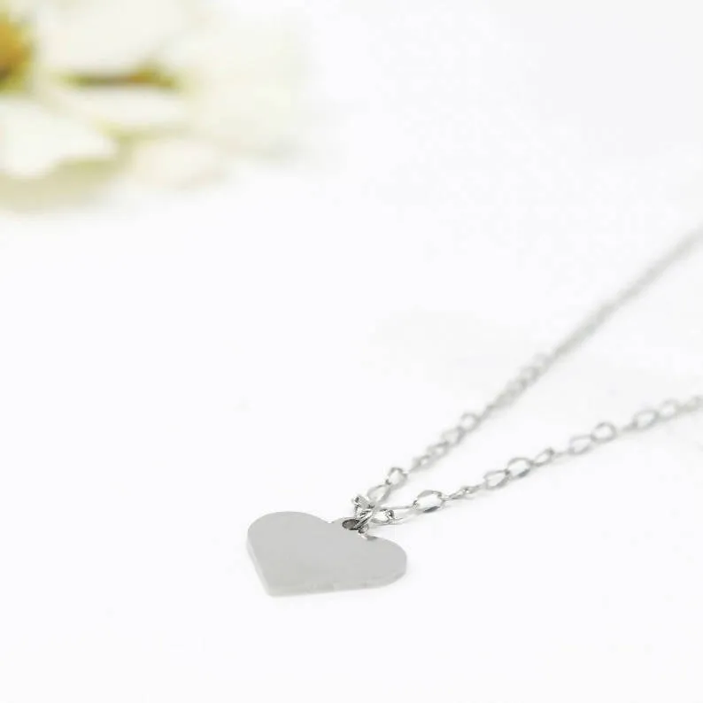 Collier minimaliste coeur pour femmes fait avec une chaîne et un pendentif en acier inoxydable