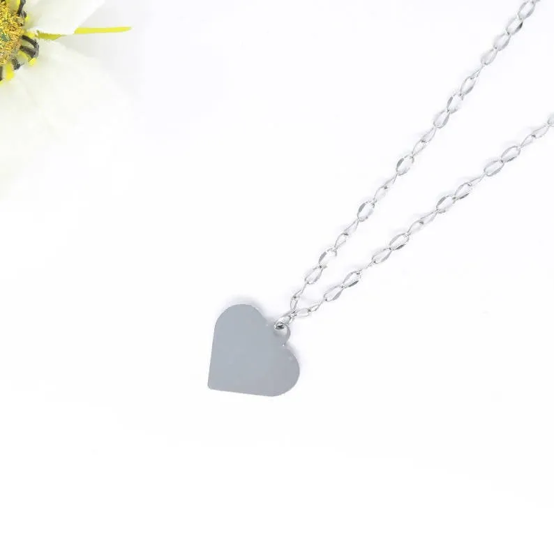 Collier minimaliste coeur pour femmes fait avec une chaîne et un pendentif en acier inoxydable