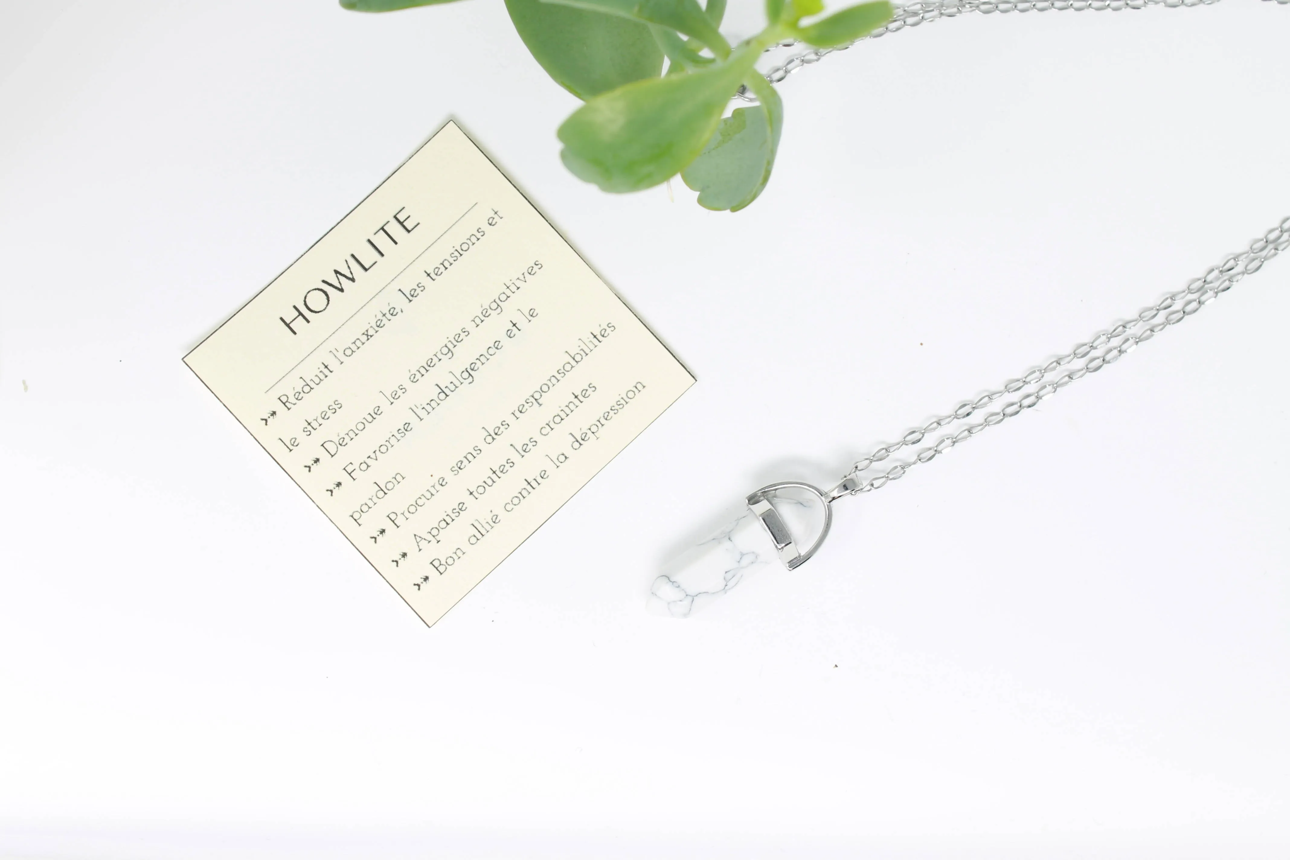 Collier minimaliste en howlite et acier inoxydable avec un pendentif en pointe en pierre semi précieuse.
