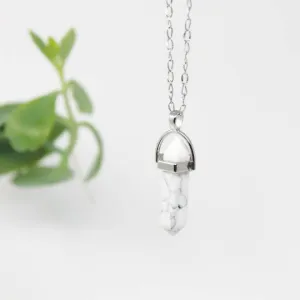 Collier minimaliste en howlite et acier inoxydable avec un pendentif en pointe en pierre semi précieuse.