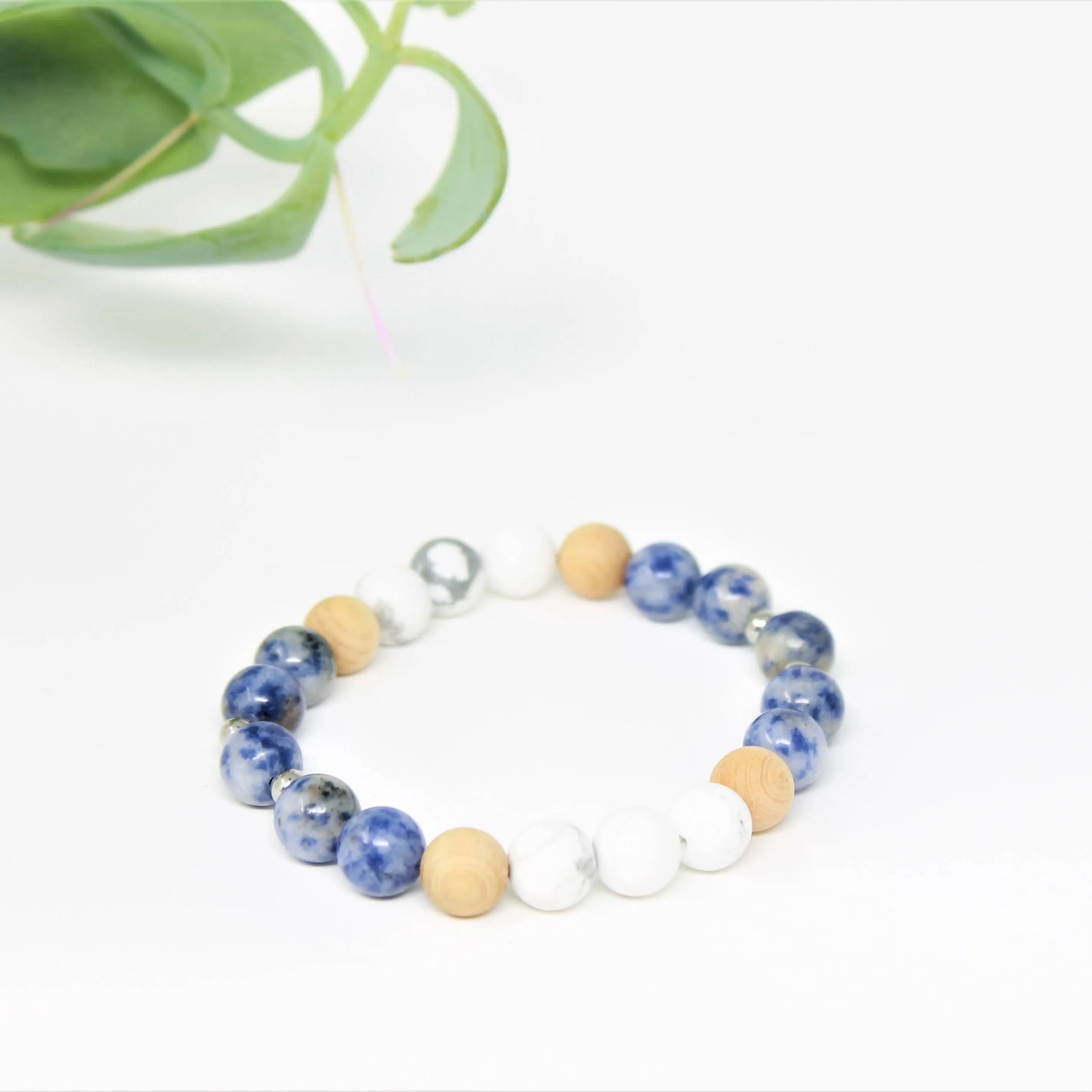 Écume - bracelet en pierres semi-précieuses, diffuseur d'huiles essentielles pour femmes, howlite, lapis lazuli denim, bois de cèdre et acier inoxydable