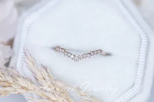 Elegant curved wedding band – A beautifully crafted and unique engagement and wedding ring
