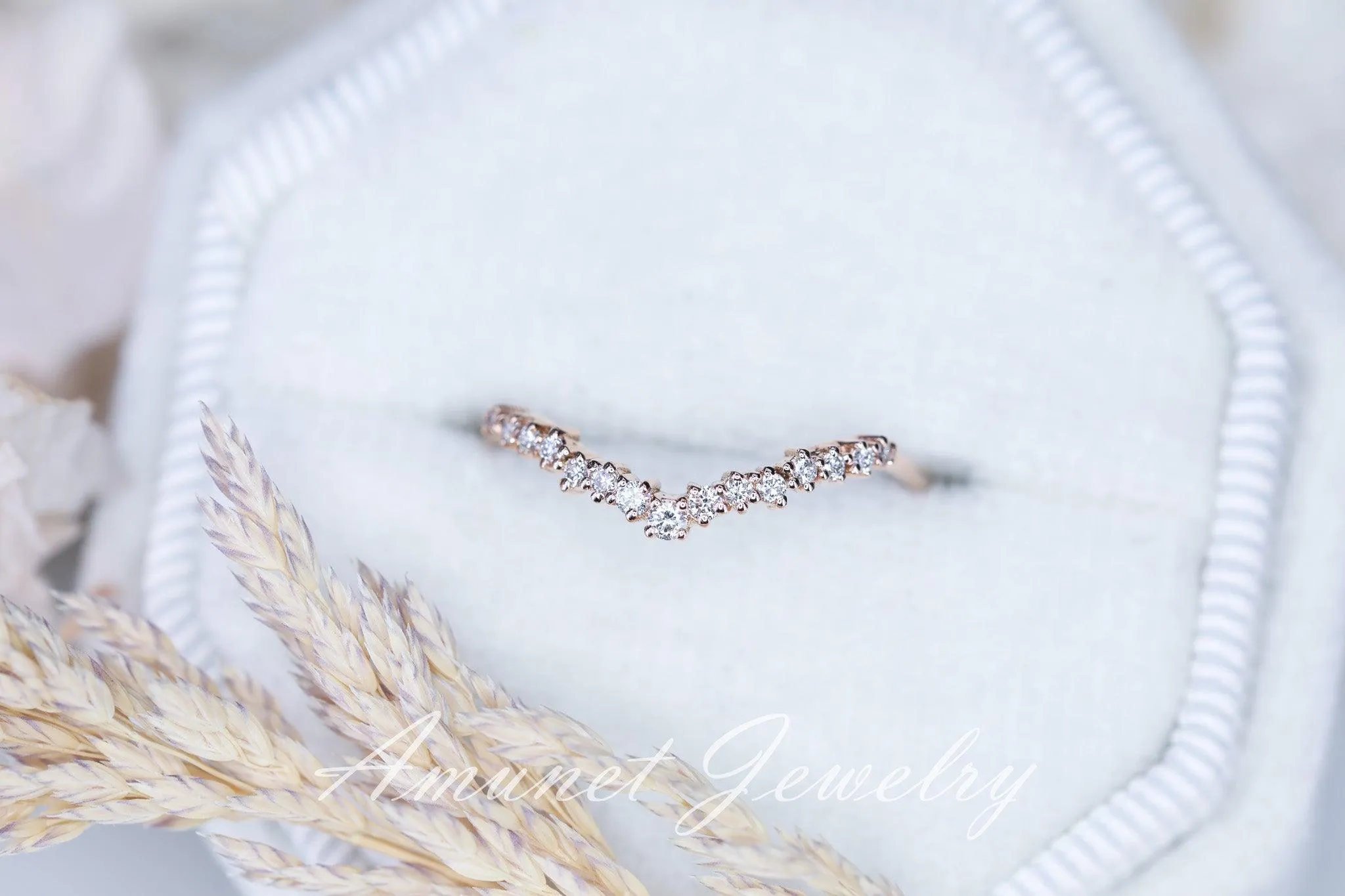 Elegant curved wedding band – A beautifully crafted and unique engagement and wedding ring