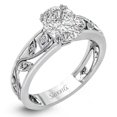 Engagement Ring in 18k Gold with Diamonds