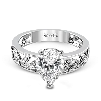 Engagement Ring in 18k Gold with Diamonds