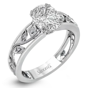 Engagement Ring in 18k Gold with Diamonds
