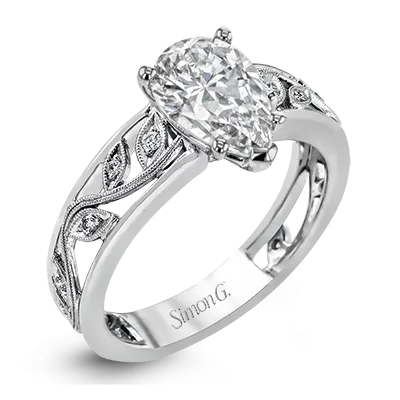 Engagement Ring in 18k Gold with Diamonds