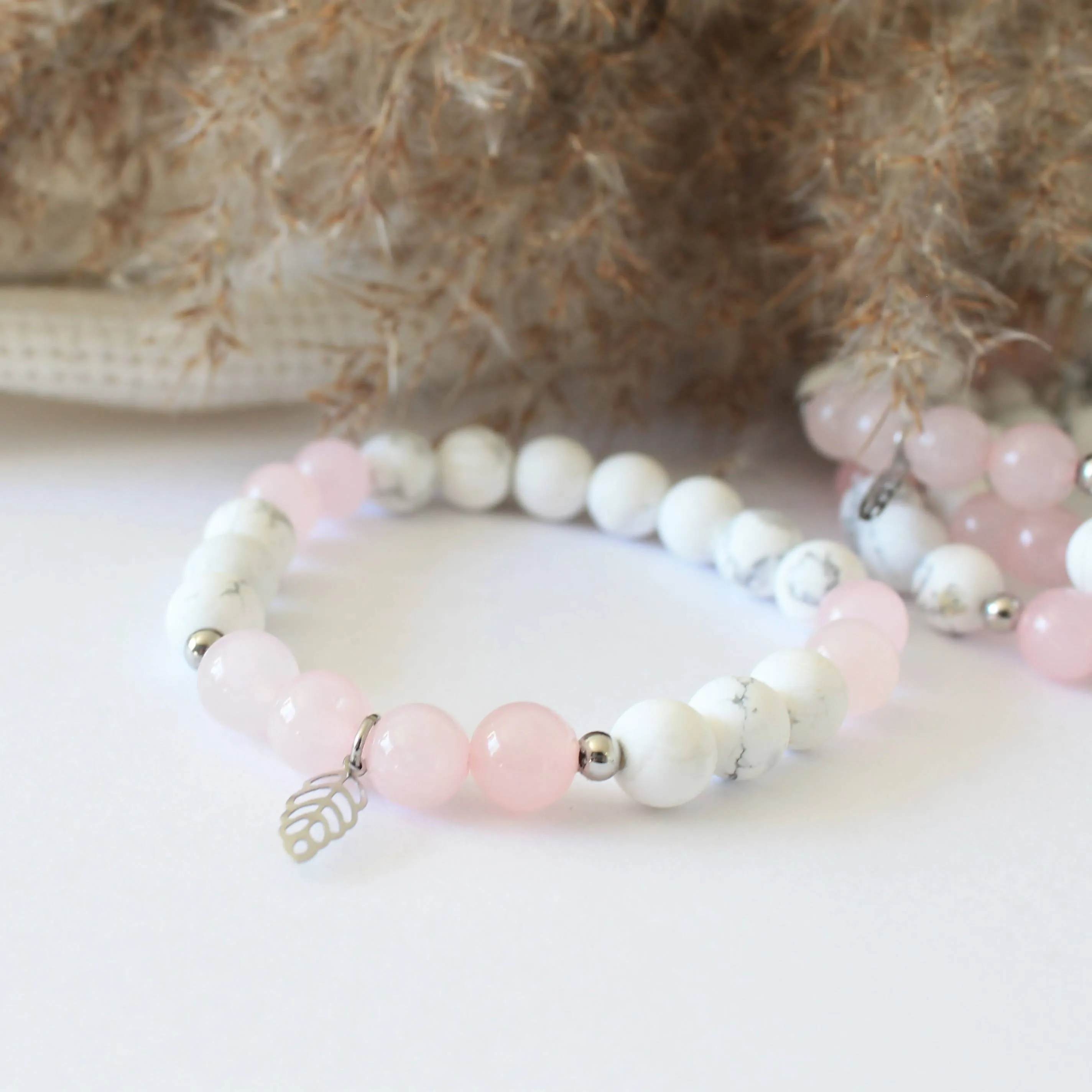 Féminité - bracelet en pierres semi-précieuses pour femmes, howlite, quartz rose et breloque feuille en acier inoxydable