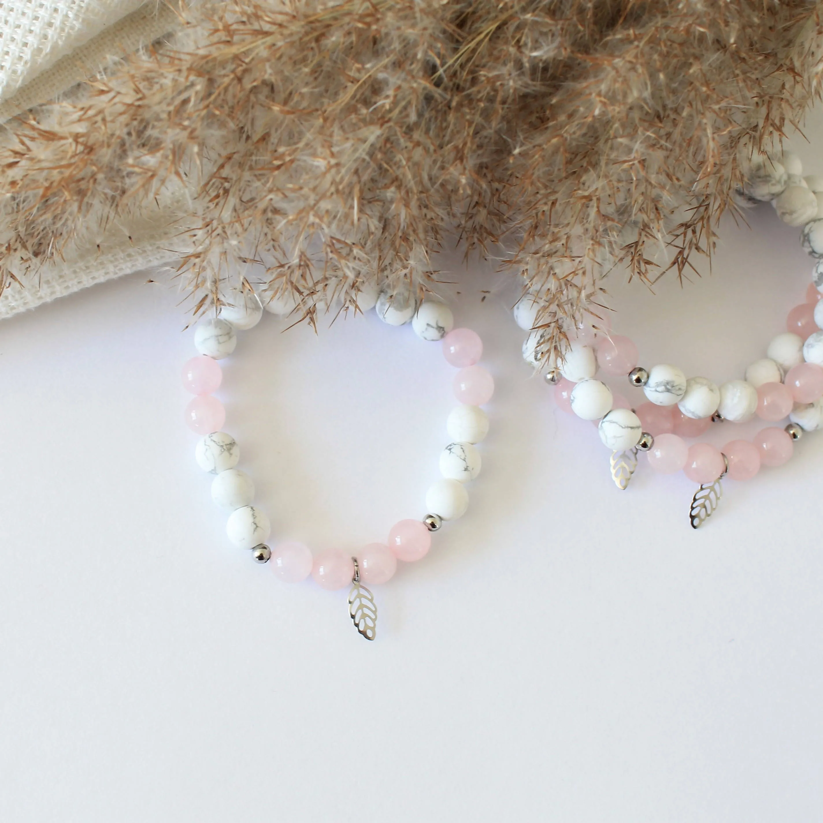 Féminité - bracelet en pierres semi-précieuses pour femmes, howlite, quartz rose et breloque feuille en acier inoxydable