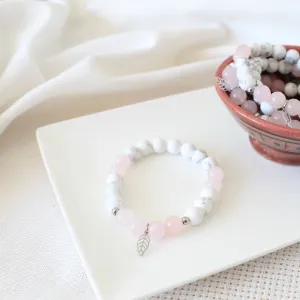 Féminité - bracelet en pierres semi-précieuses pour femmes, howlite, quartz rose et breloque feuille en acier inoxydable