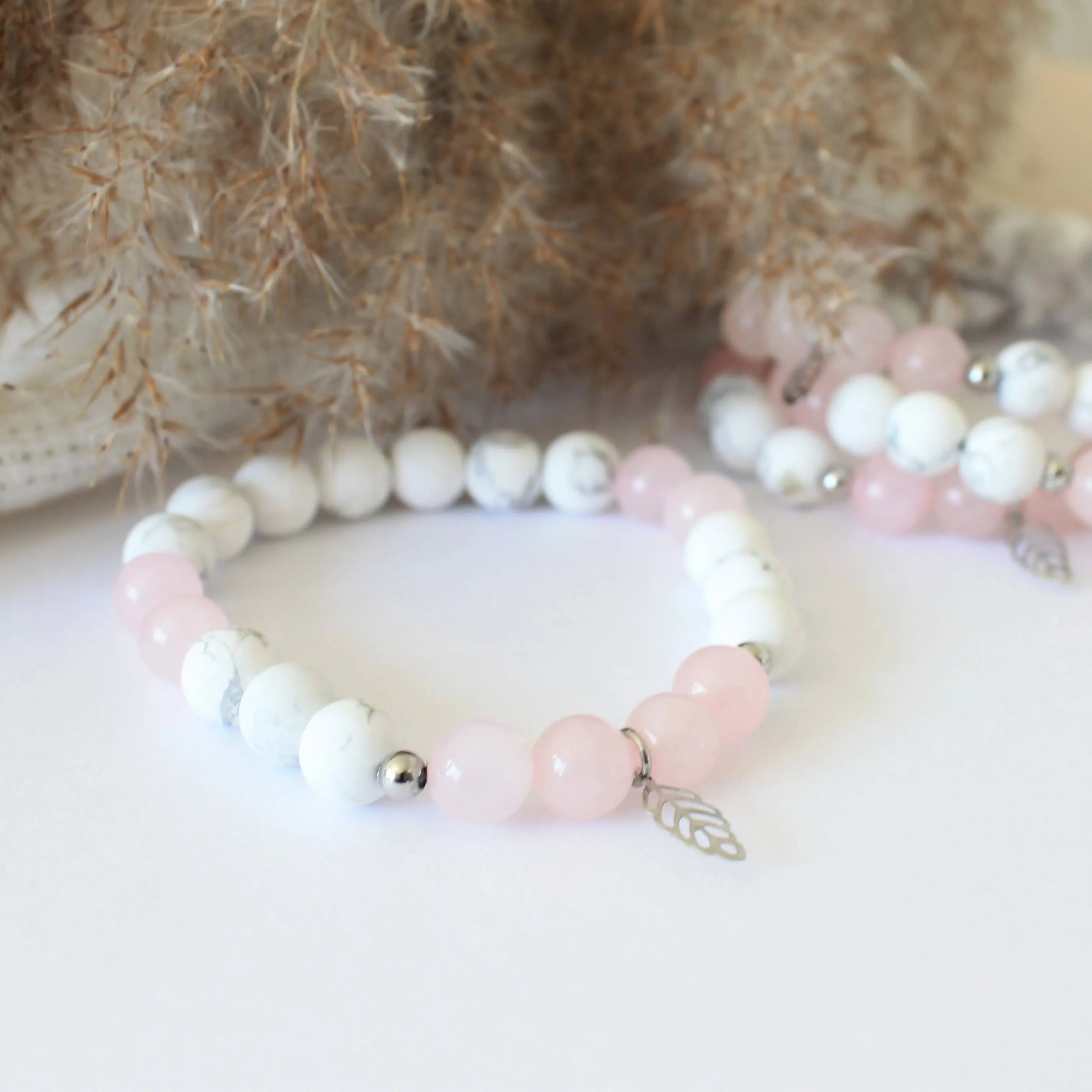 Féminité - bracelet en pierres semi-précieuses pour femmes, howlite, quartz rose et breloque feuille en acier inoxydable