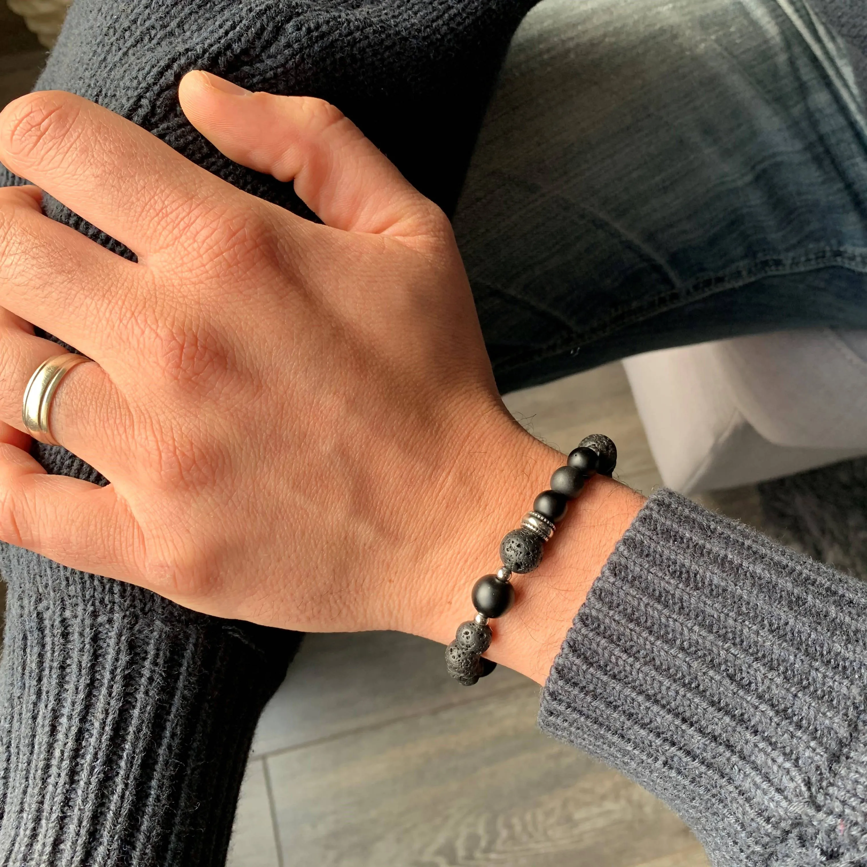Gravité - bracelet élastique pour hommes en pierres naturelles : onyx mat et pierre de lave