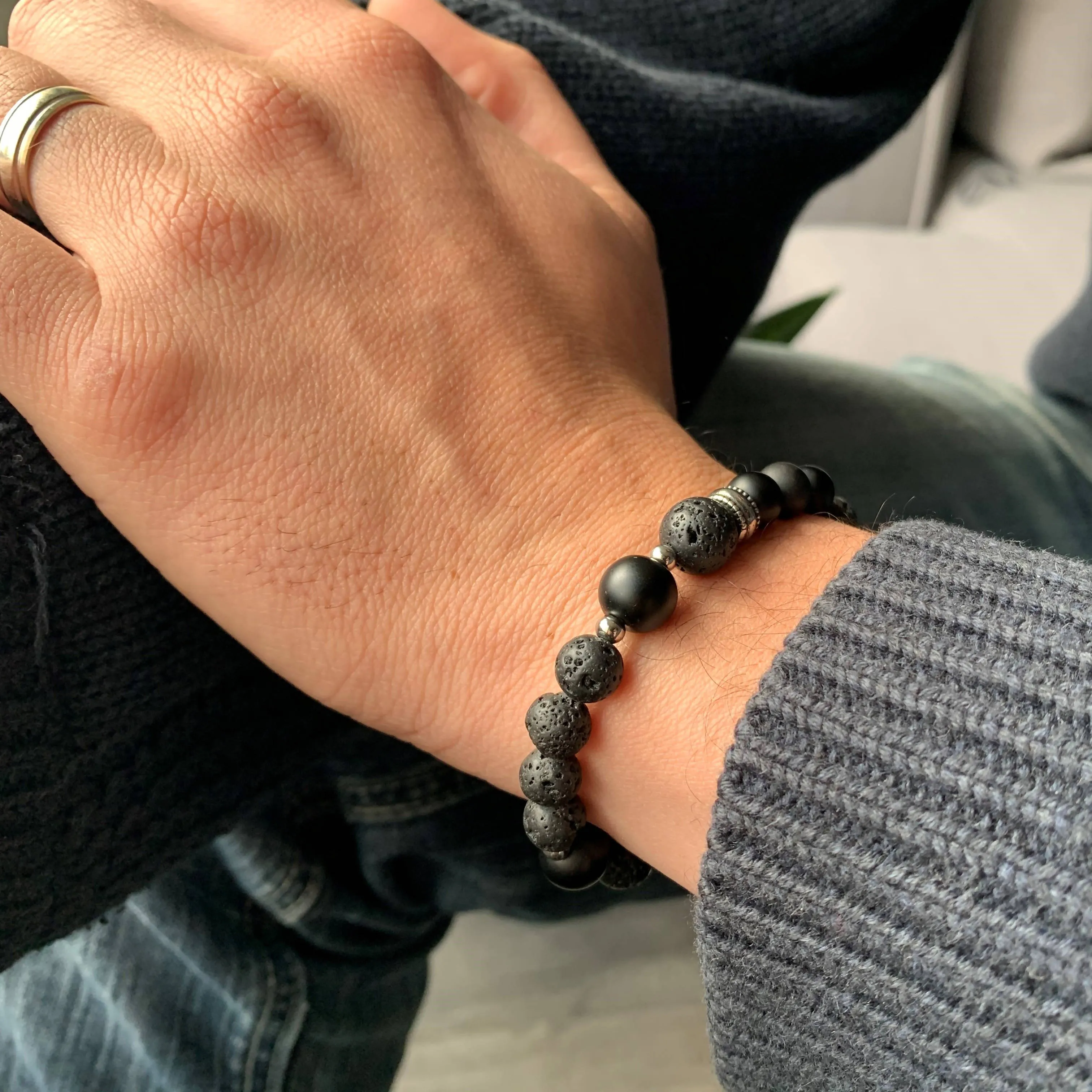 Gravité - bracelet élastique pour hommes en pierres naturelles : onyx mat et pierre de lave