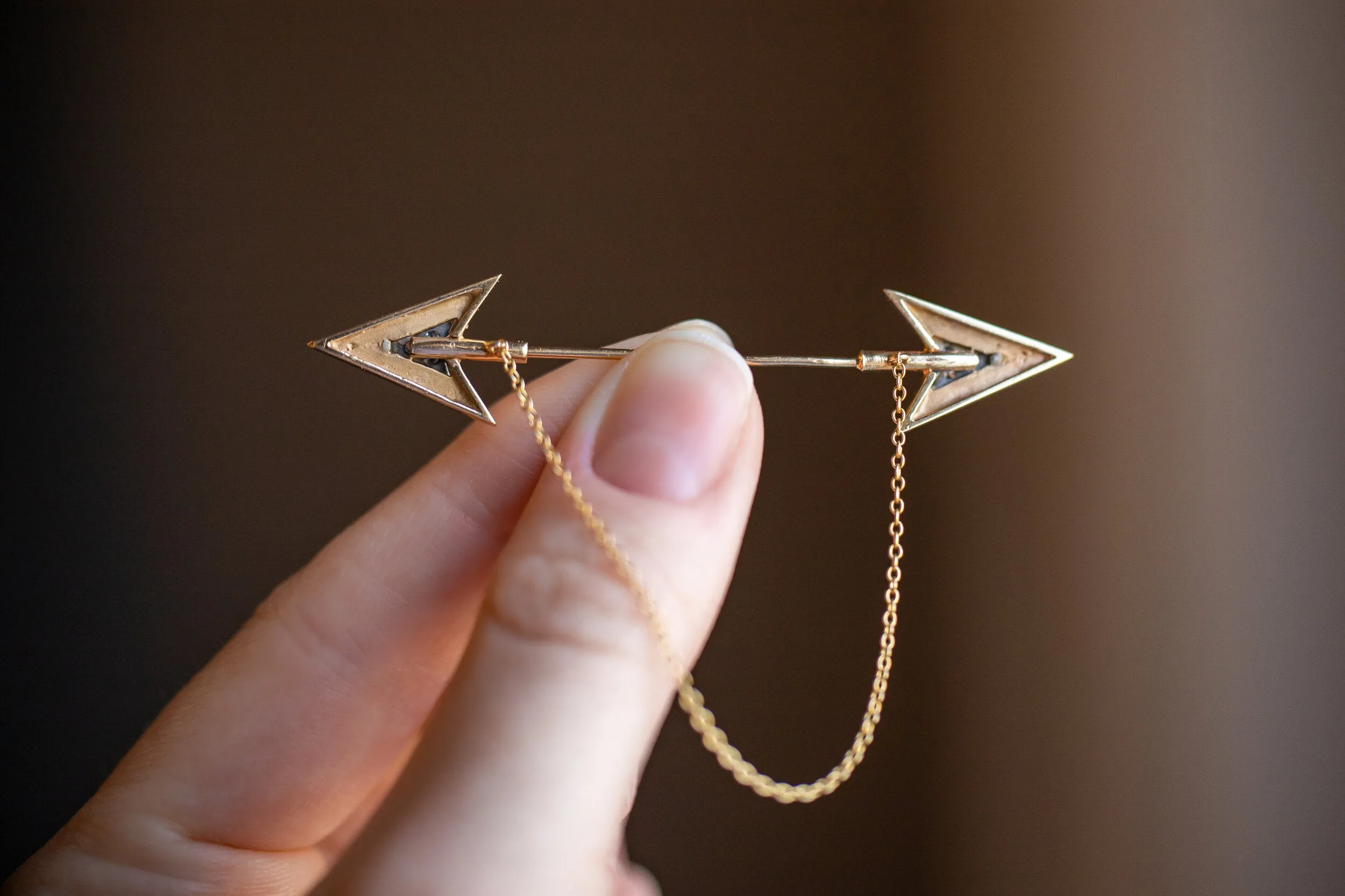 Rare Art Deco 14k 0.12 VS1 Diamond Double Arrow Sûreté Jabot Pin
