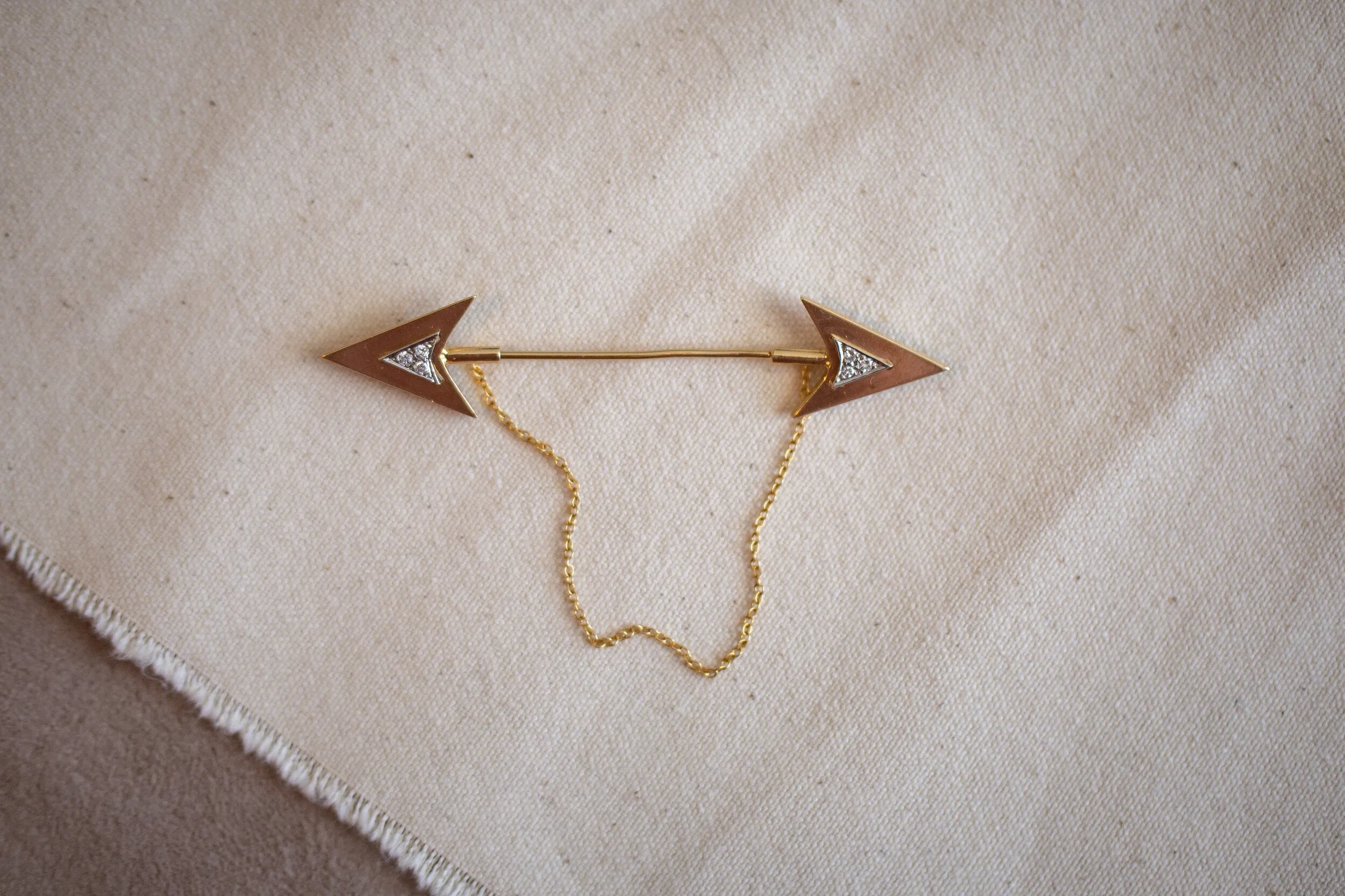 Rare Art Deco 14k 0.12 VS1 Diamond Double Arrow Sûreté Jabot Pin