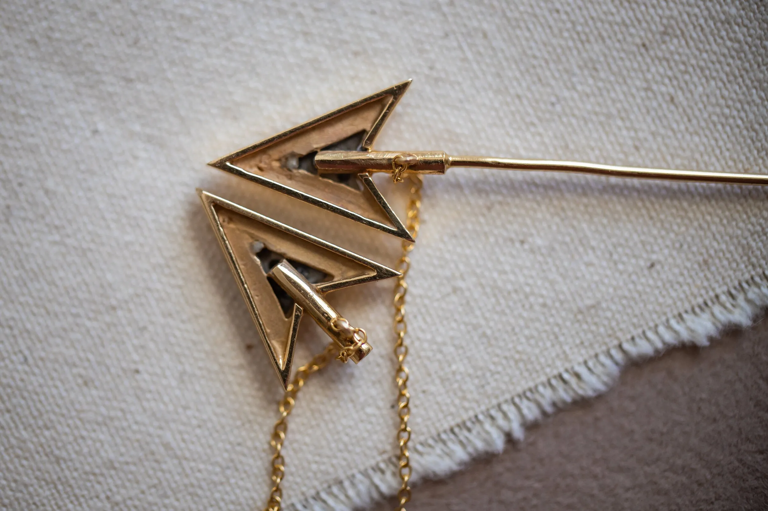 Rare Art Deco 14k 0.12 VS1 Diamond Double Arrow Sûreté Jabot Pin