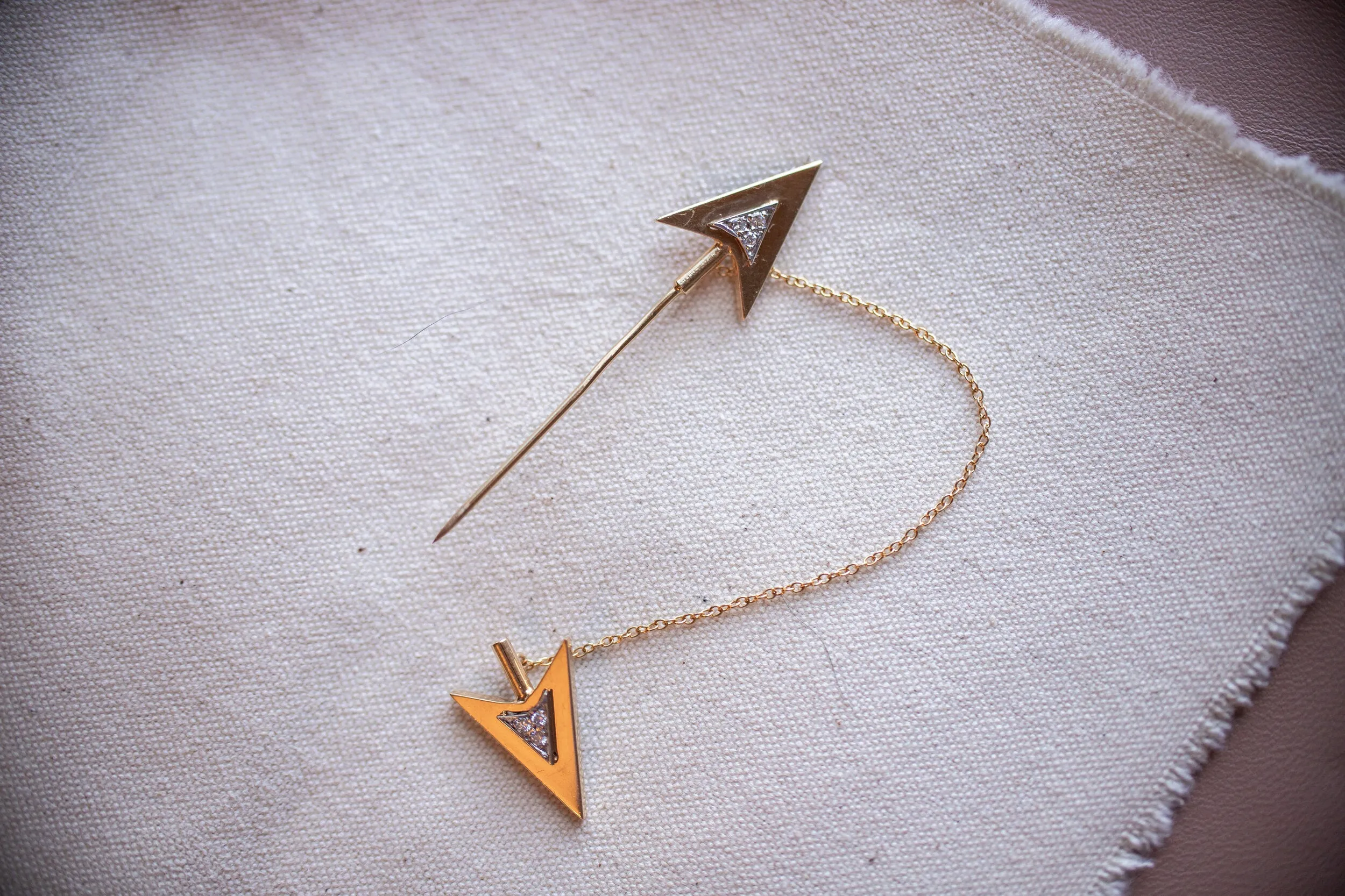Rare Art Deco 14k 0.12 VS1 Diamond Double Arrow Sûreté Jabot Pin